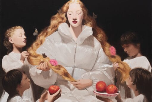 Schilderij van een vrouw in een witte pufferjas omringd door kinderen die haar lange haar verzorgen en appels aanbieden