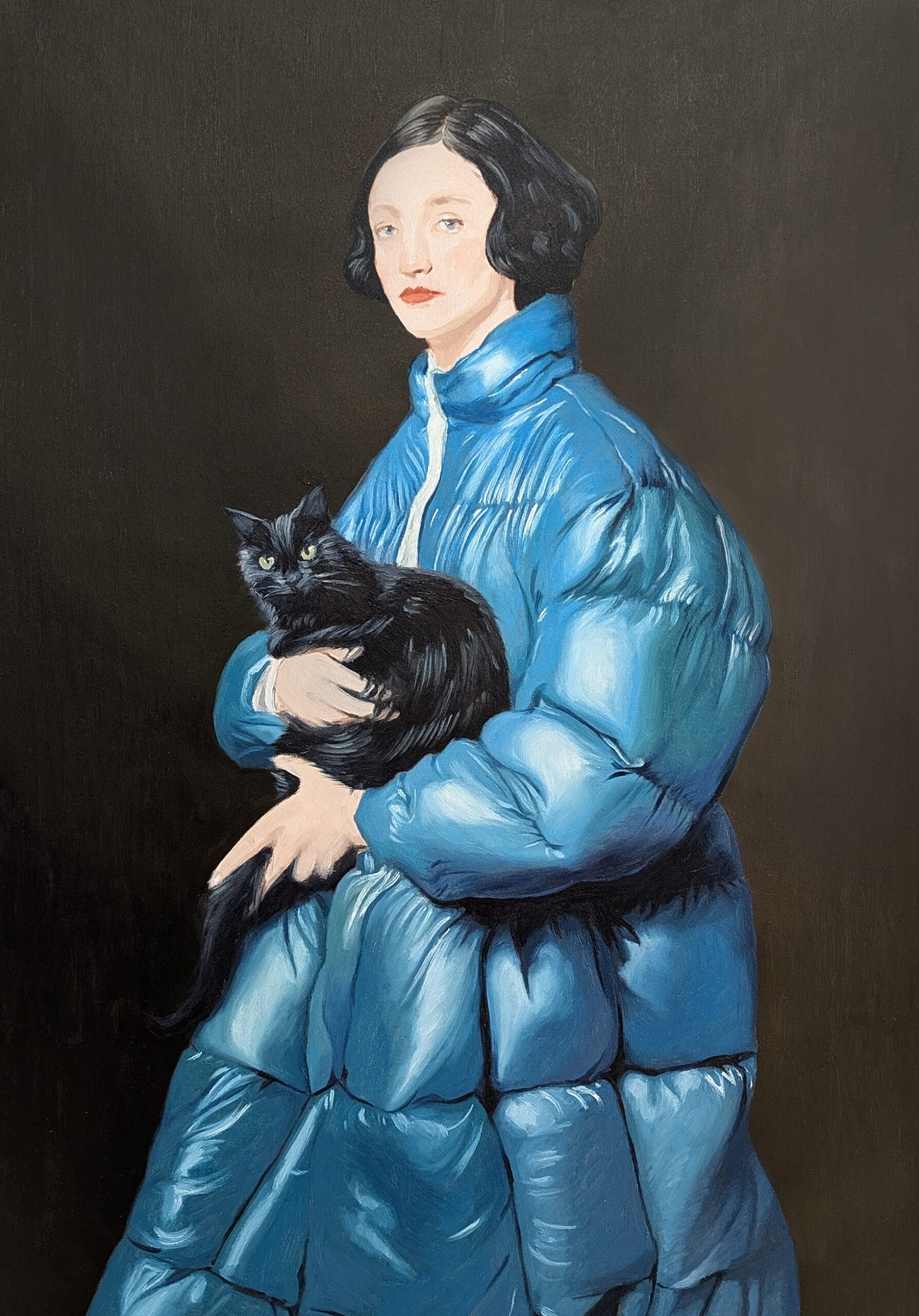 Schilderij van een vrouw in een klassieke stijl die een moderne blauwe donsjas draagt en een zwarte kat vasthoudt
