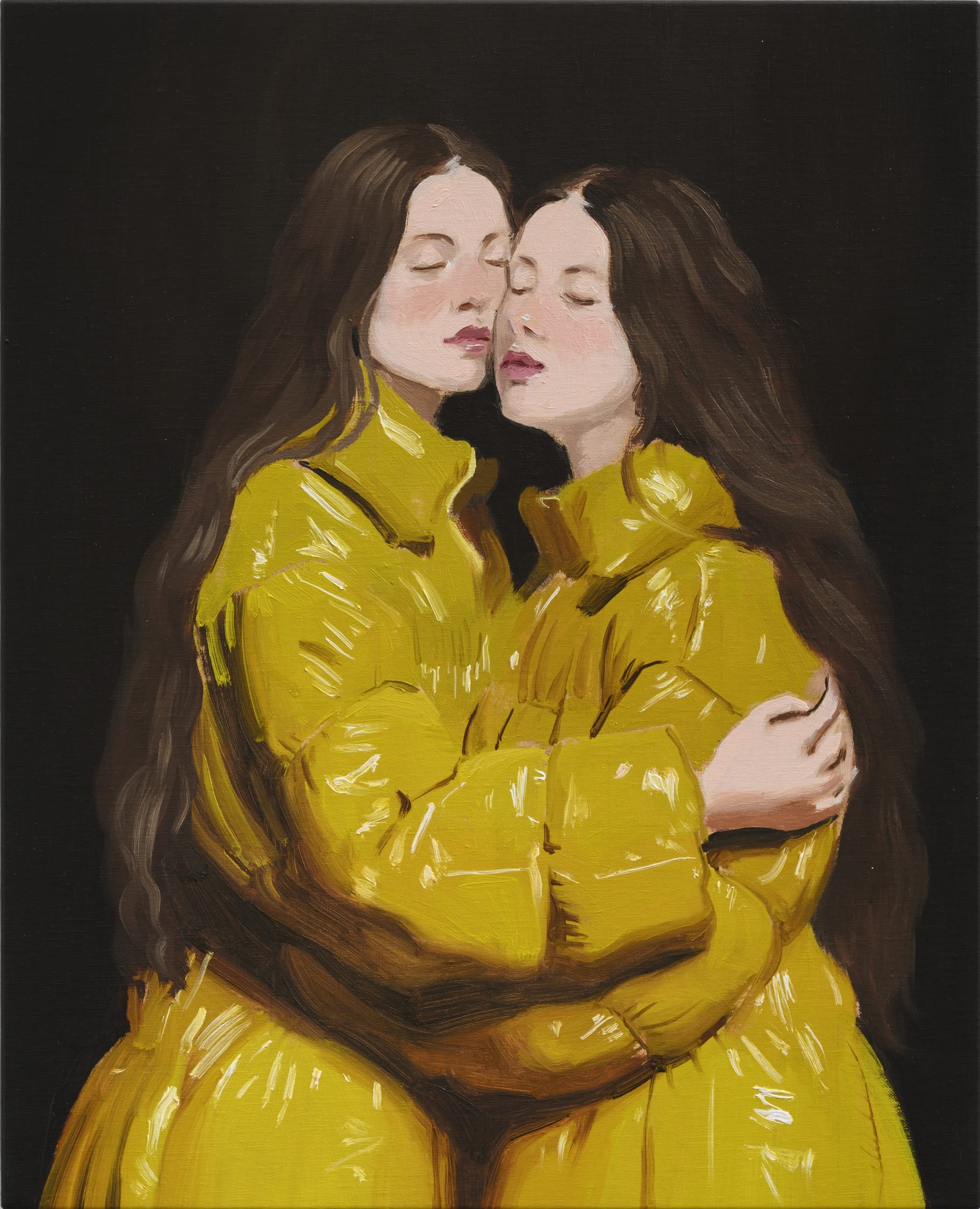 Schilderij van twee vrouwen met lang bruin haar in glanzende gele jassen die elkaar teder omhelzen tegen een zwarte achtergrond