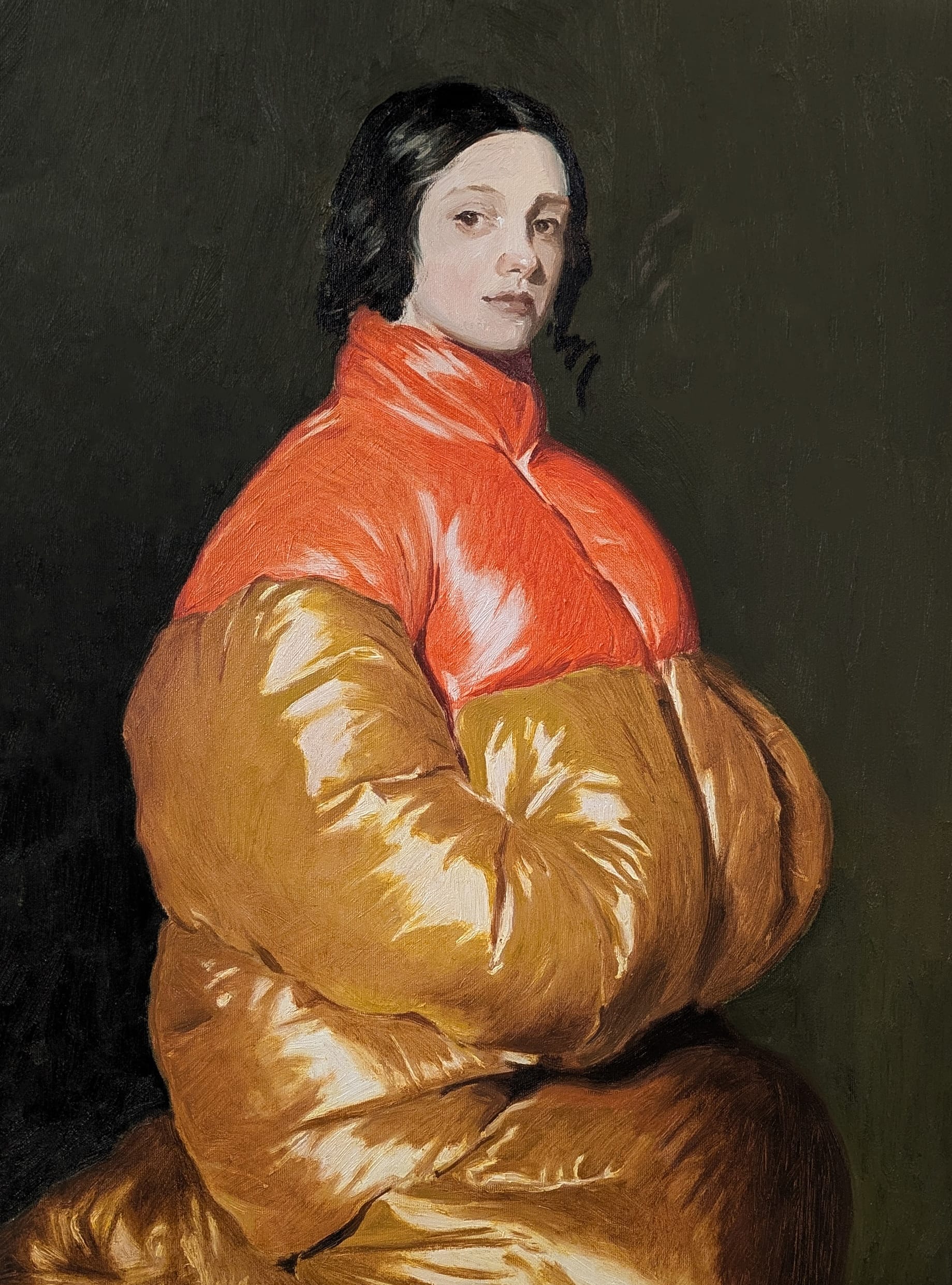 Schilderij van een vrouw in klassieke stijl die een moderne, glanzende oranje en bruine gewatteerde jas draagt