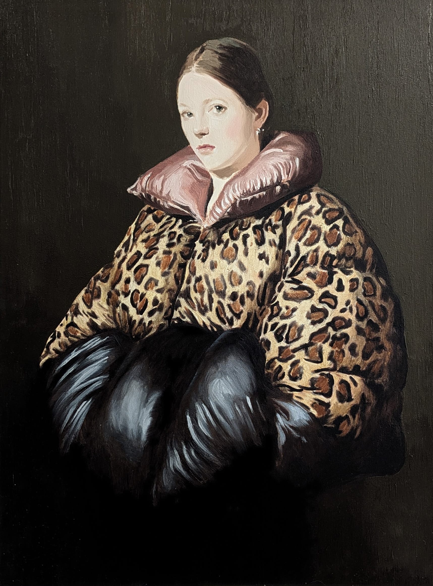 Schilderij van een jonge vrouw in klassieke stijl, gekleed in een moderne gewatteerde jas met luipaardprint
