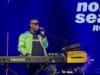 Robert Glasper zingt in een microfoon terwijl hij achter een Korg Kronos keyboard staat tijdens North Sea Jazz
