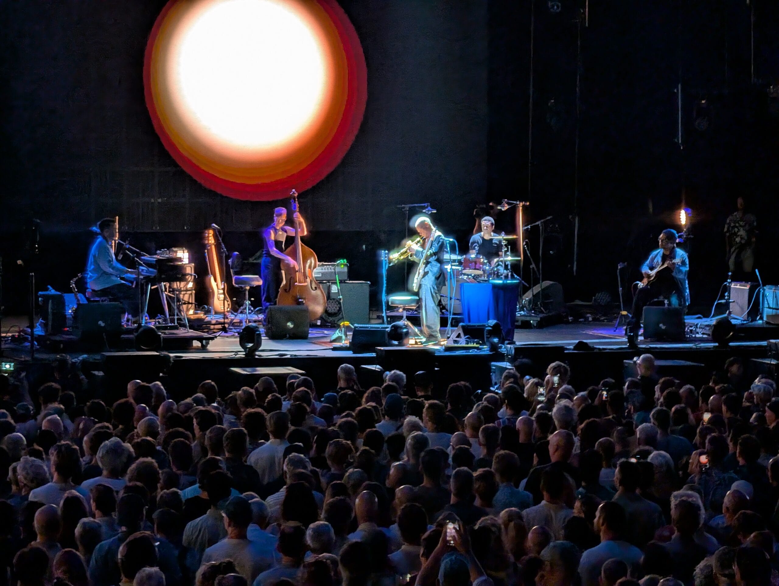 Flea speelt trompet op een sfeervol verlicht podium met zijn band voor een volle zaal tijdens North Sea Jazz