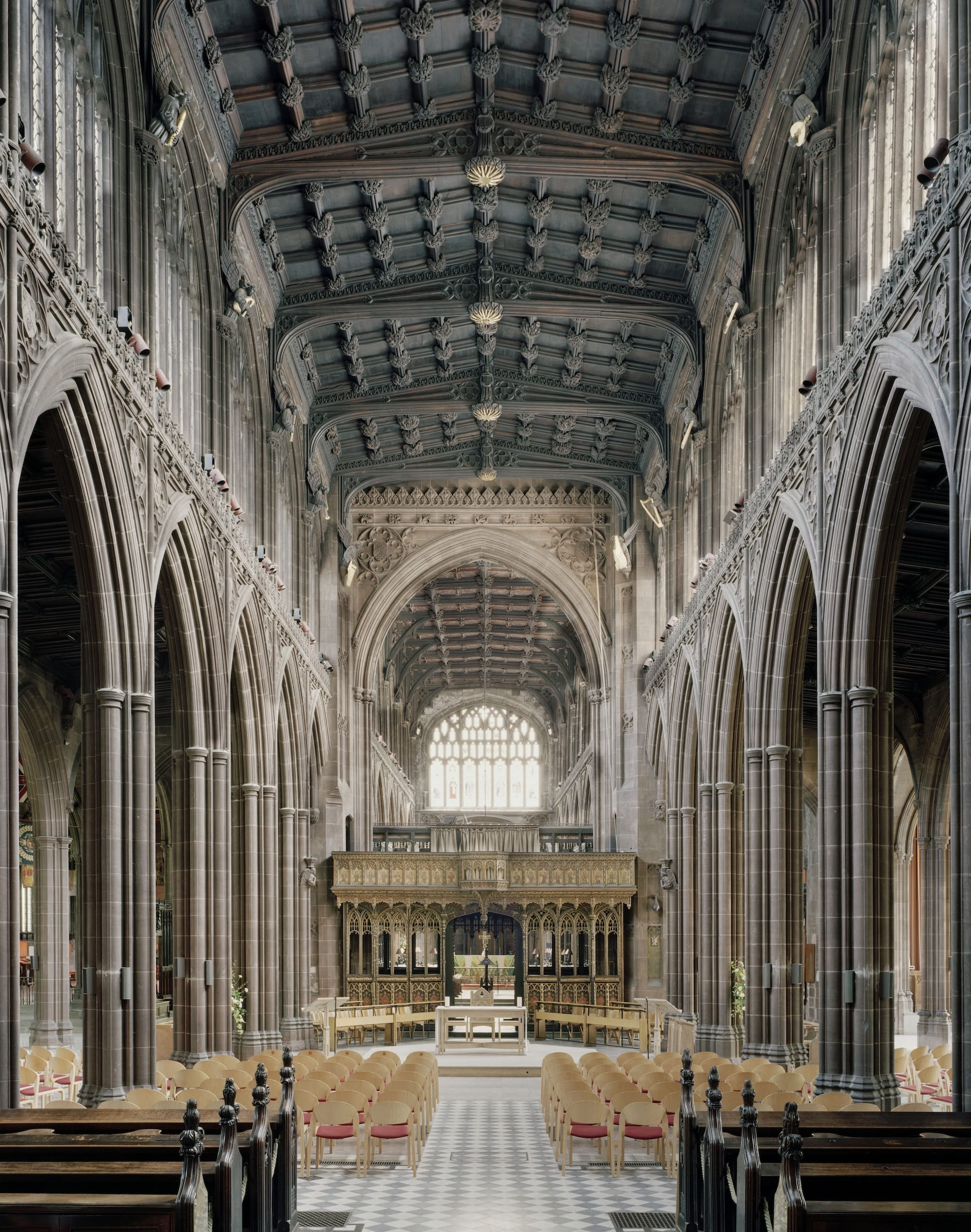 Interieur van Manchester Cathedral met een gedetailleerd houten gewelfplafond, gotische bogen en ochtendlicht