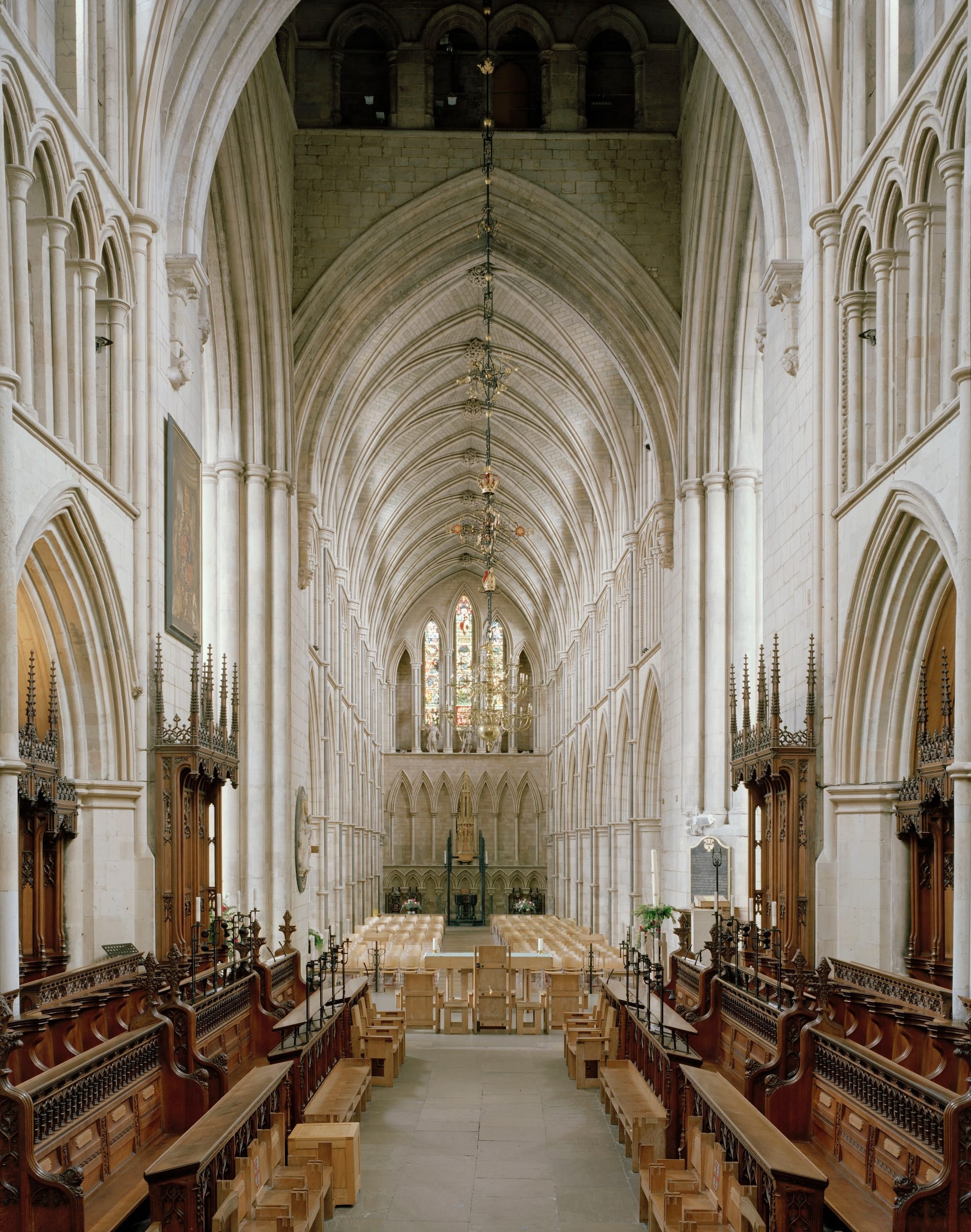 Interieur van Southwark Cathedral met zicht op het schip en altaar, verlicht door natuurlijk ochtendlicht