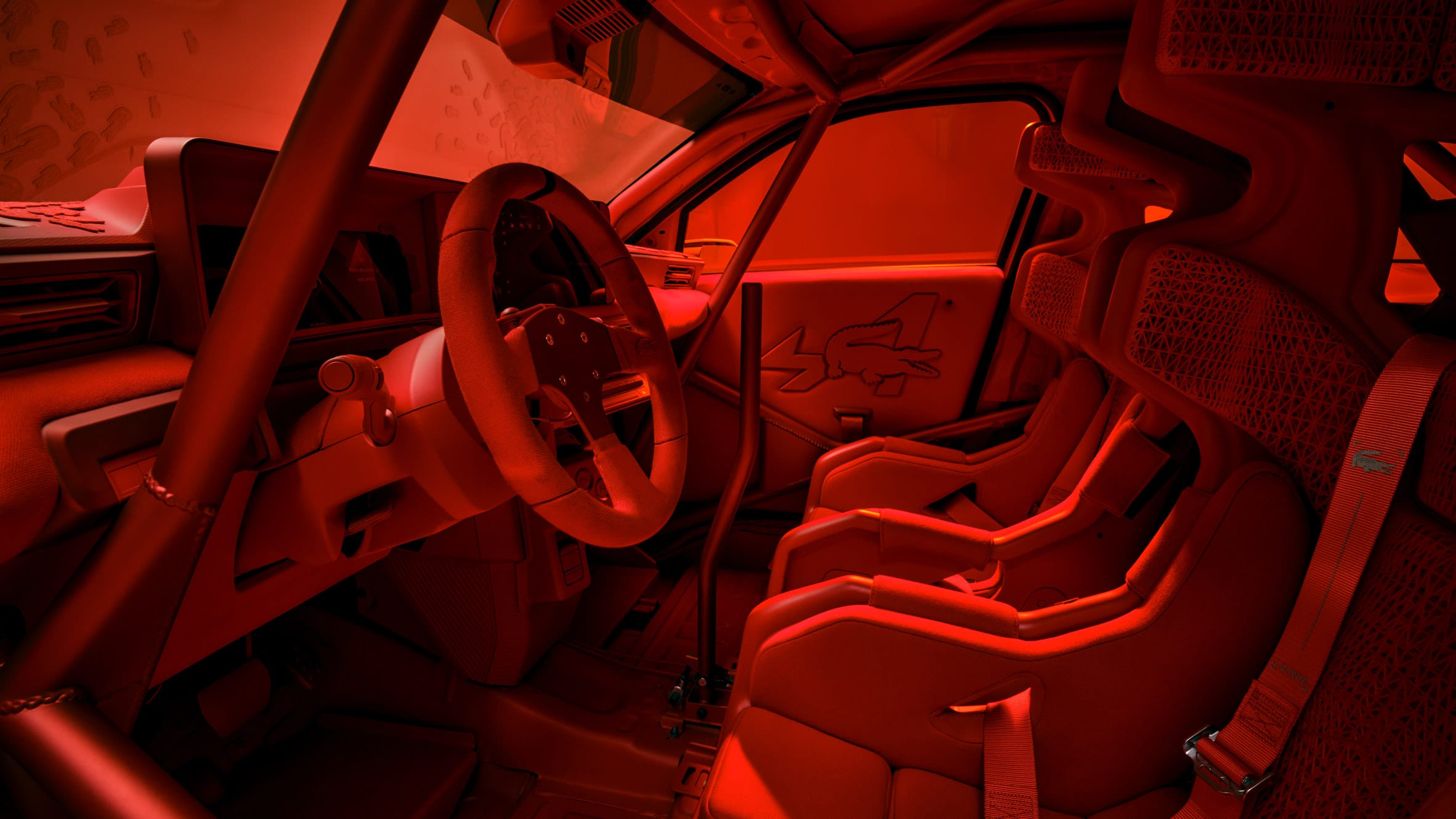 Interieur van een rallyauto volledig in het rood verlicht, met kuipstoelen, een rolkooi en een sportstuur