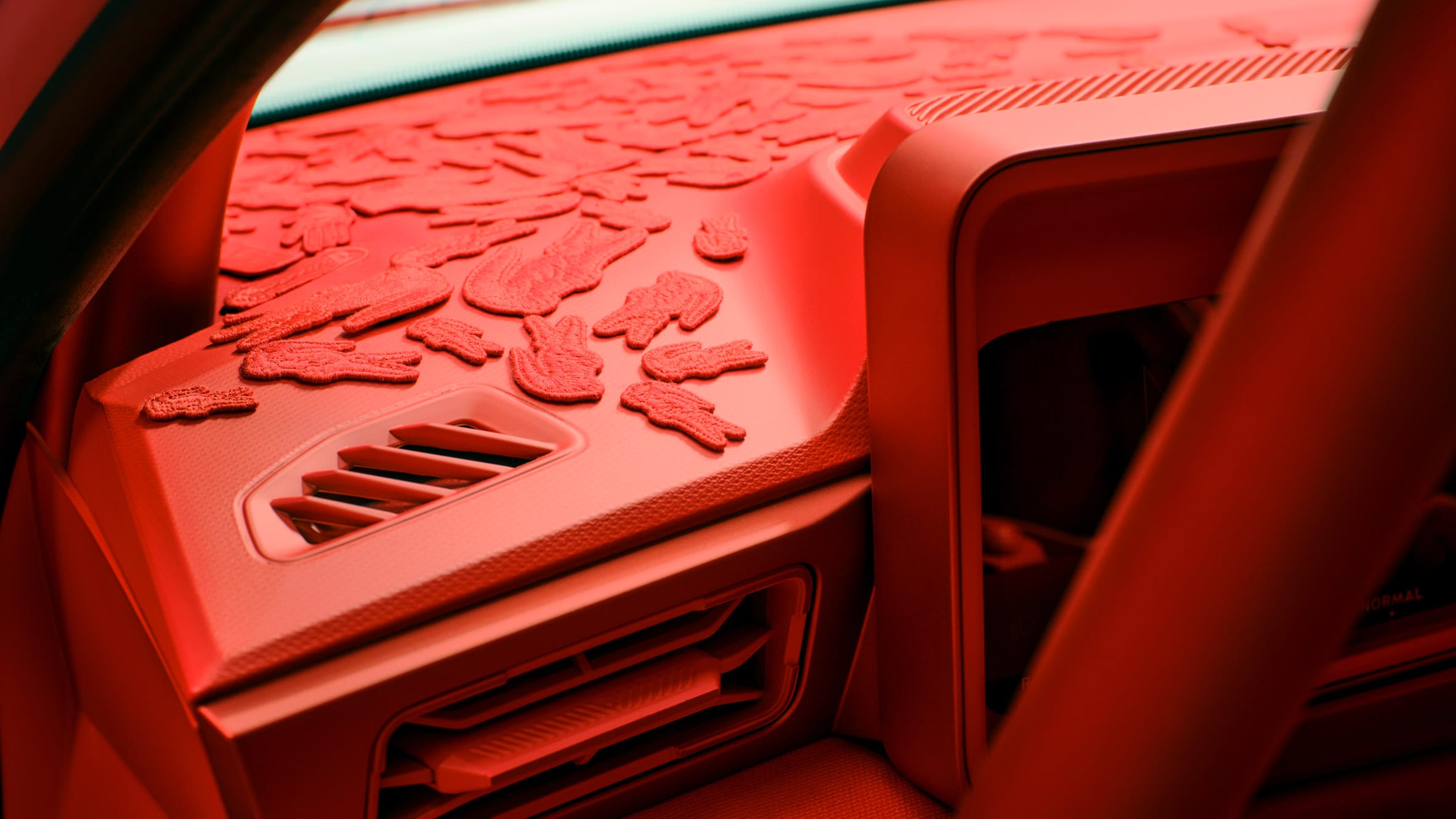 Detail van een rood dashboard bekleed met talloze rode Lacoste-krokodillenpatches