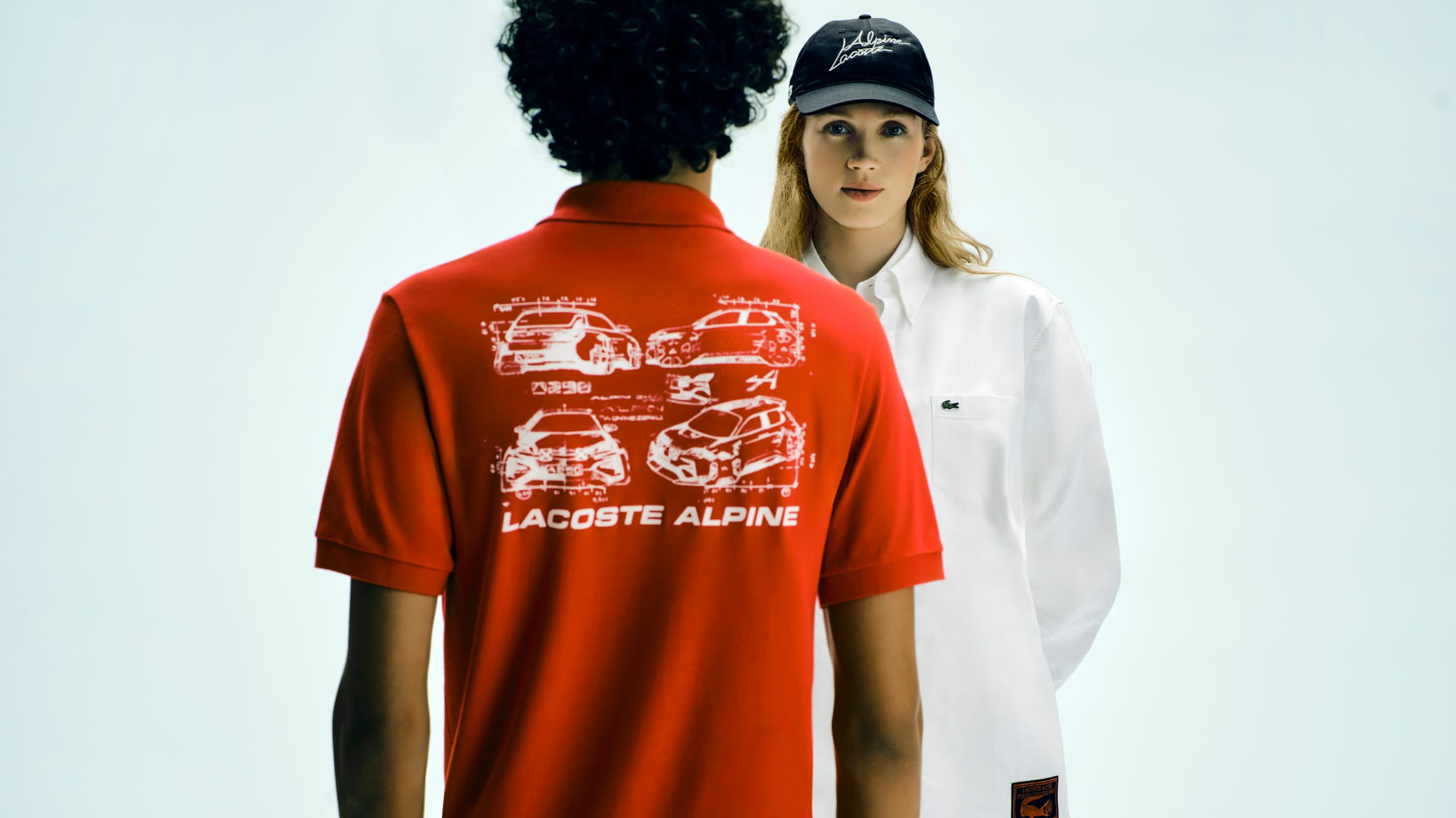 Twee modellen dragen kleding uit de Lacoste Alpine-collectie, waaronder een rode polo met technische autotekeningen