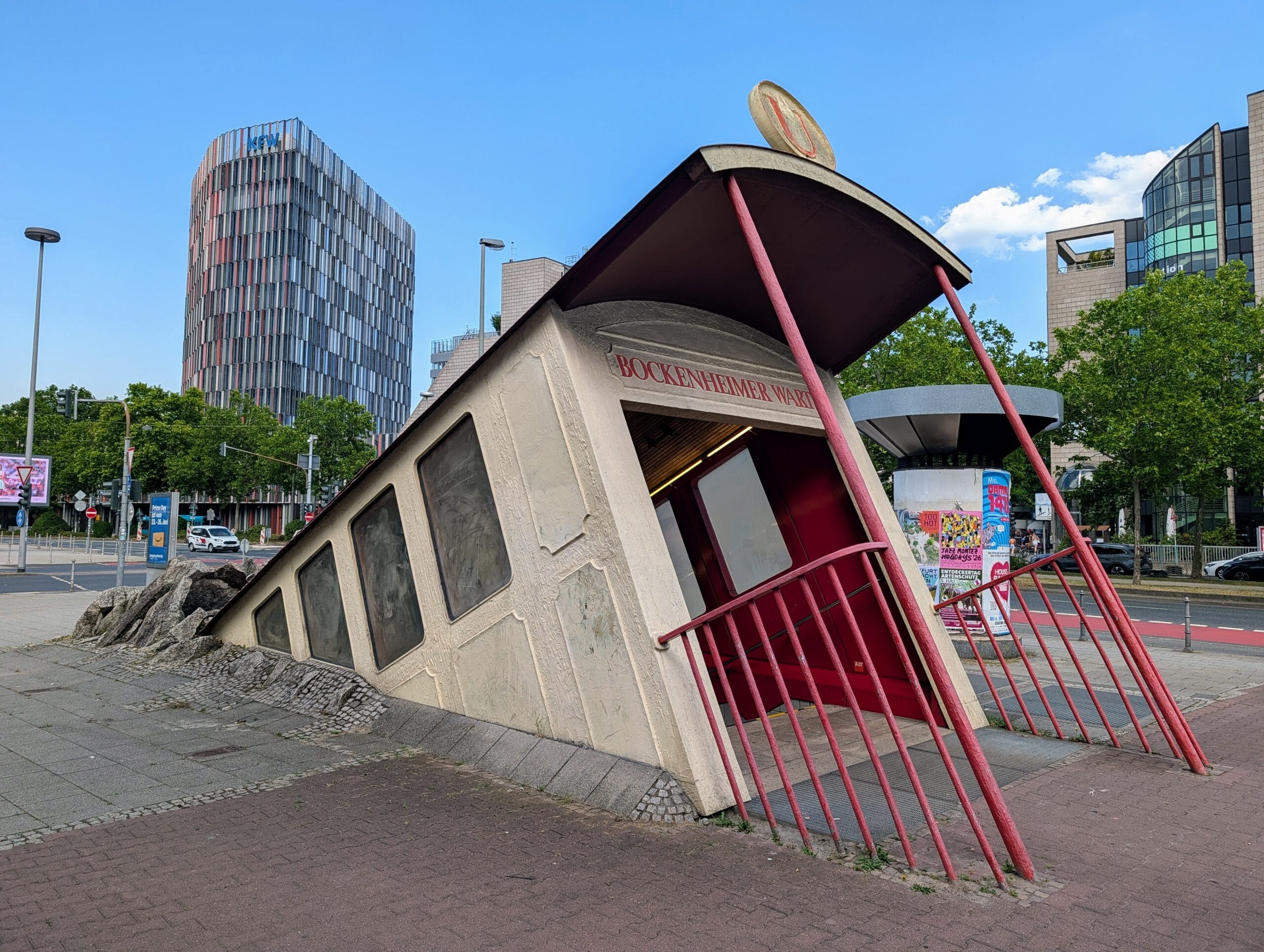De surrealistische ingang van metrostation Bockenheimer Warte, die lijkt op een tramstel dat uit de stoep omhoog komt
