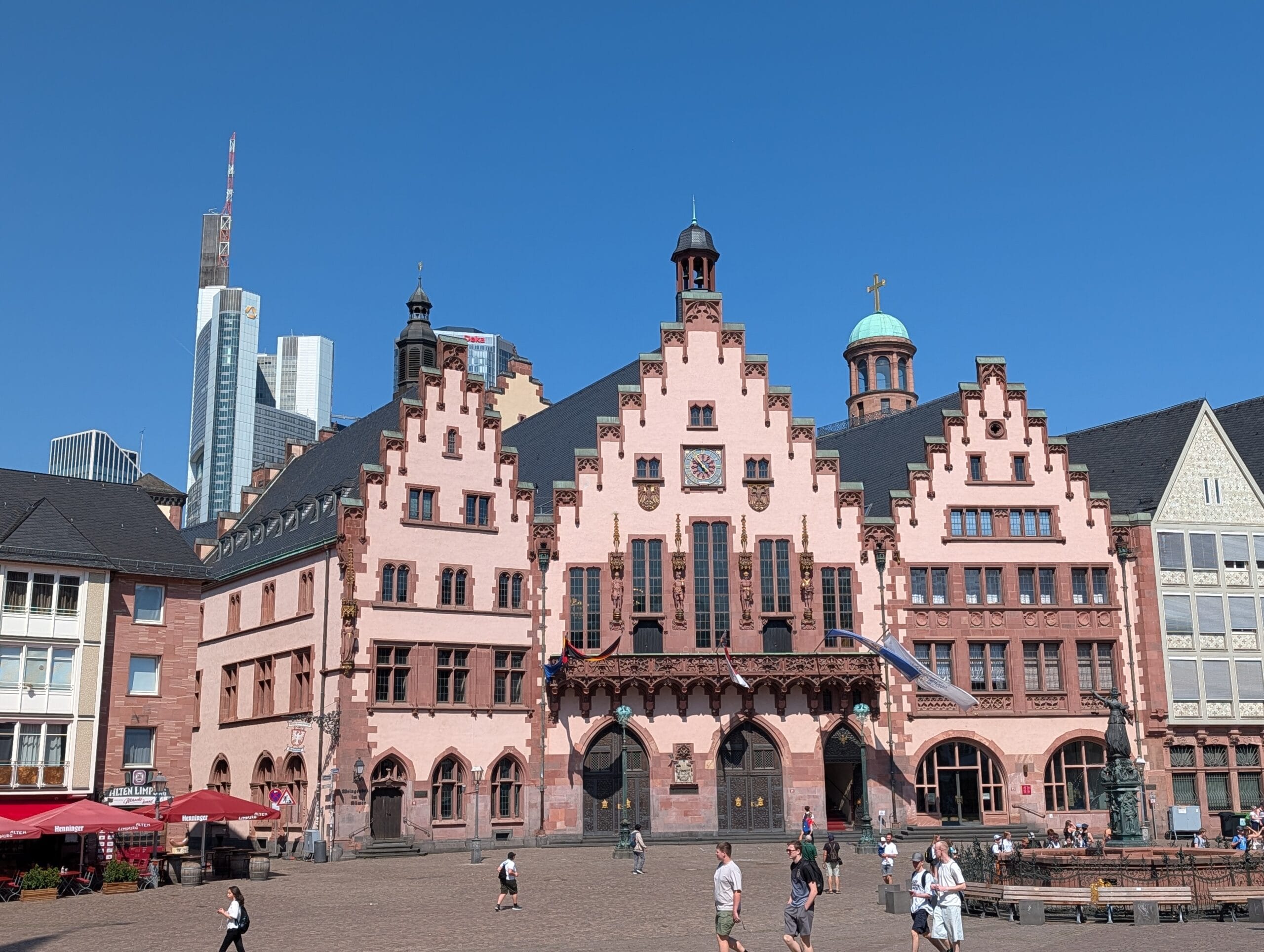De Römerberg in de Altstadt van Frankfurt met het historische stadhuis en moderne wolkenkrabbers op de achtergrond