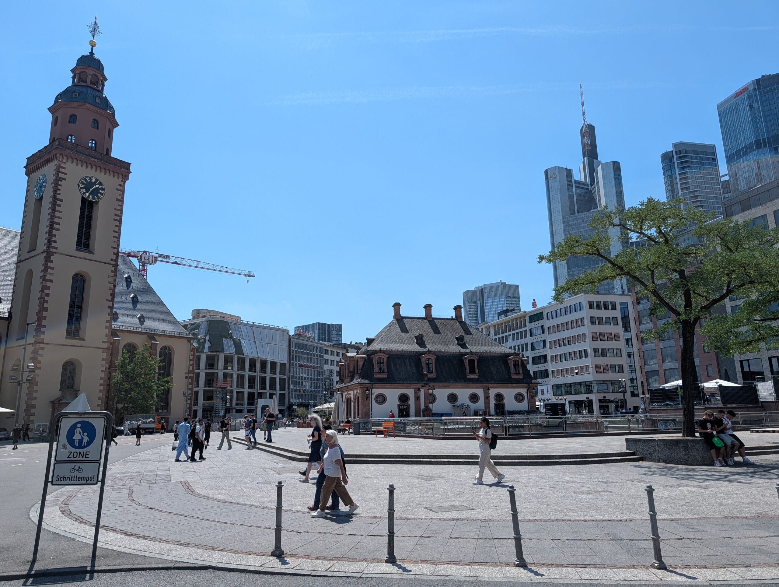 Uitzicht op het plein An der Hauptwache waar de historische Katharinenkirche en moderne wolkenkrabbers samenkomen