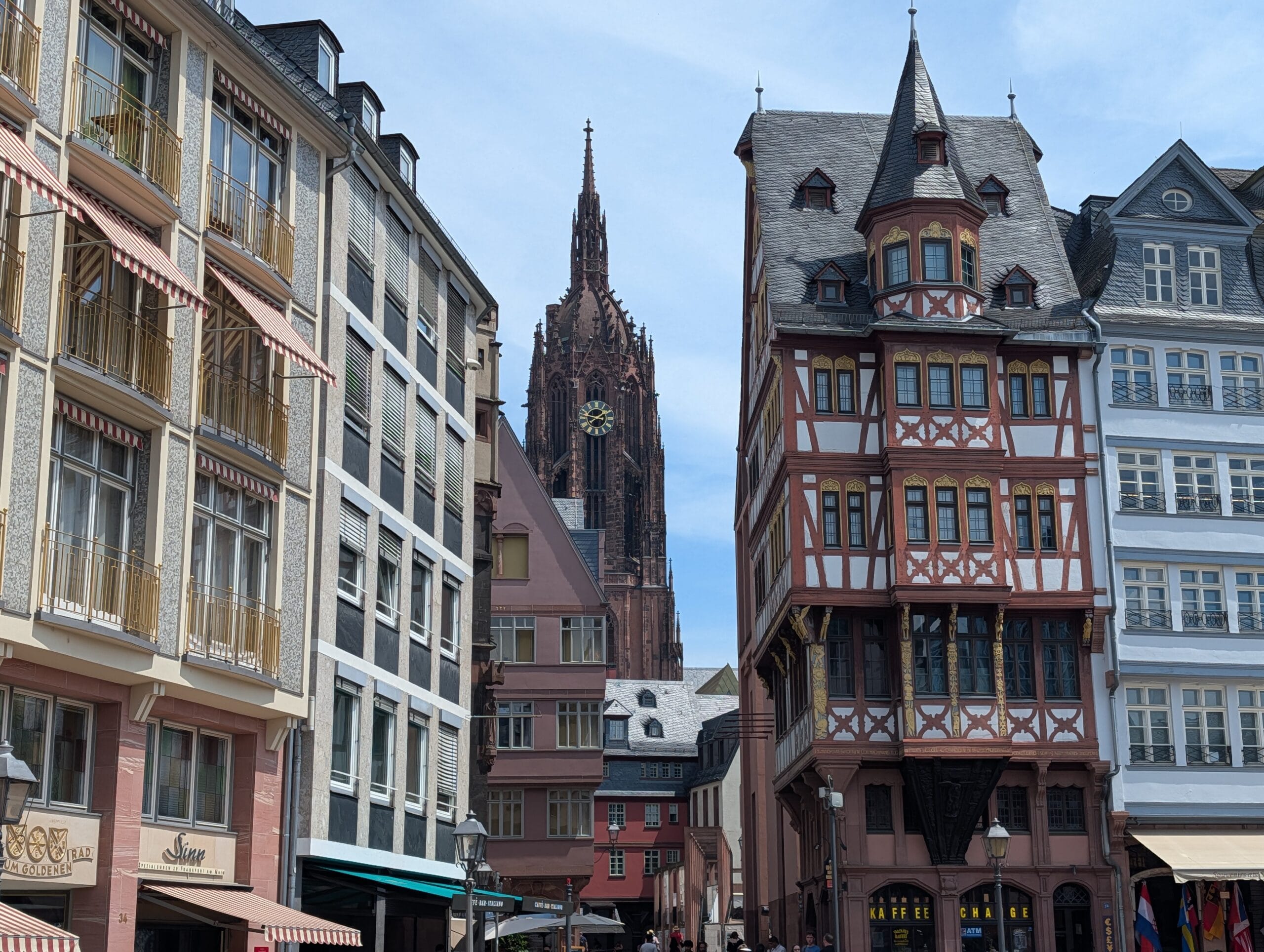 Kleurrijke vakwerkhuizen in de Altstadt van Frankfurt met op de achtergrond de toren van de Kaiserdom St. Bartholomäus