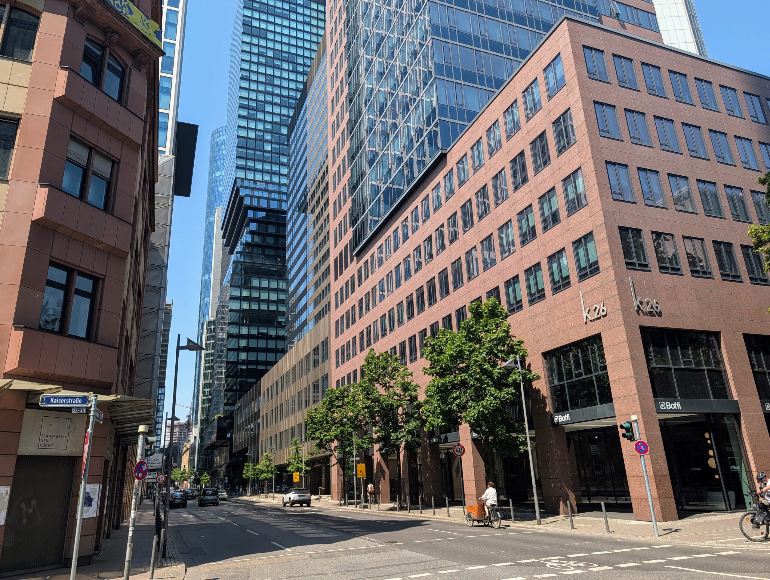Uitzicht vanaf de Kaiserstraße op de moderne hoogbouw van Frankfurt, met het K26-gebouw op de voorgrond