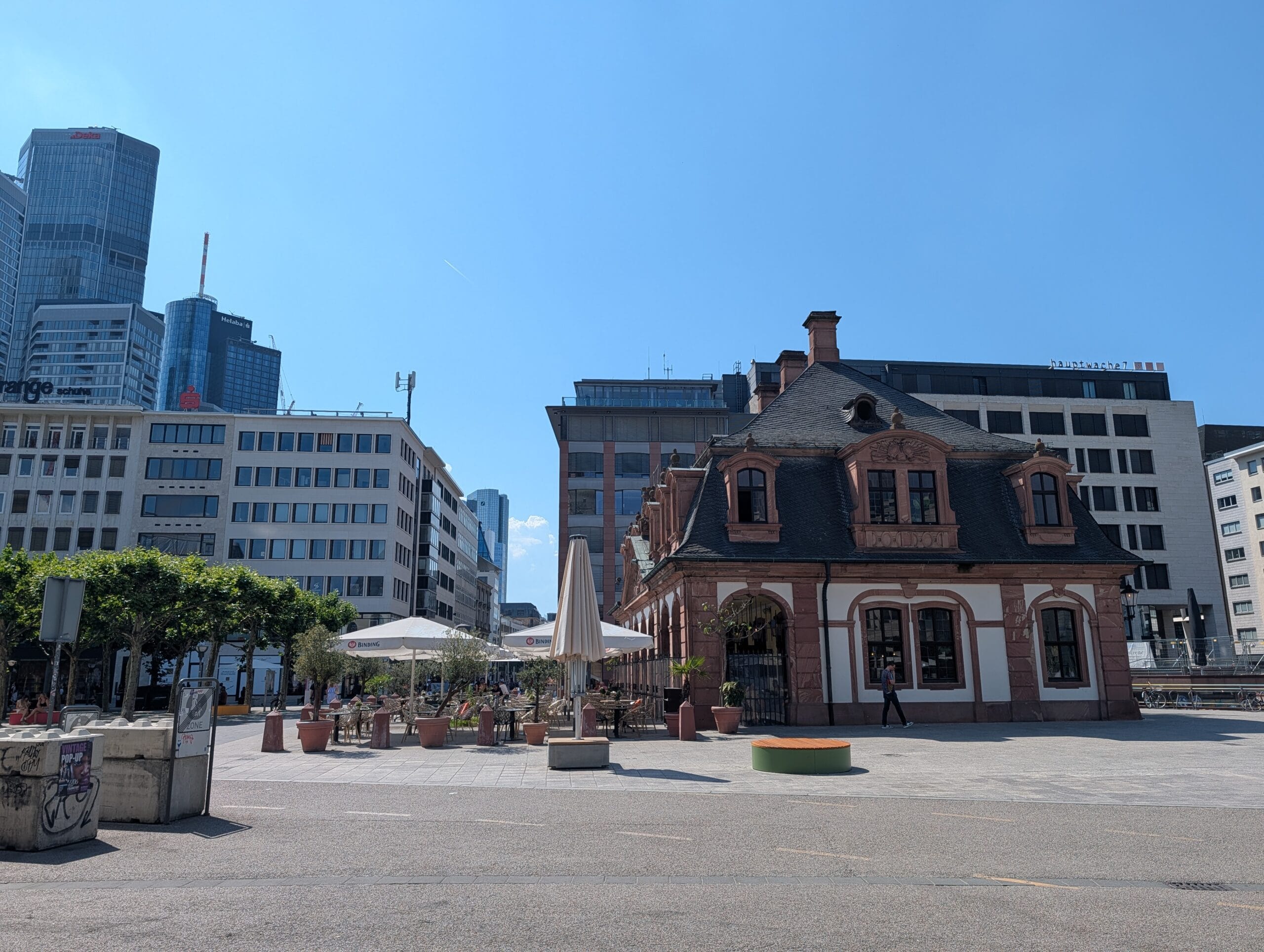 Het plein An der Hauptwache in Frankfurt waar een historisch barok gebouw en moderne wolkenkrabbers samenkomen