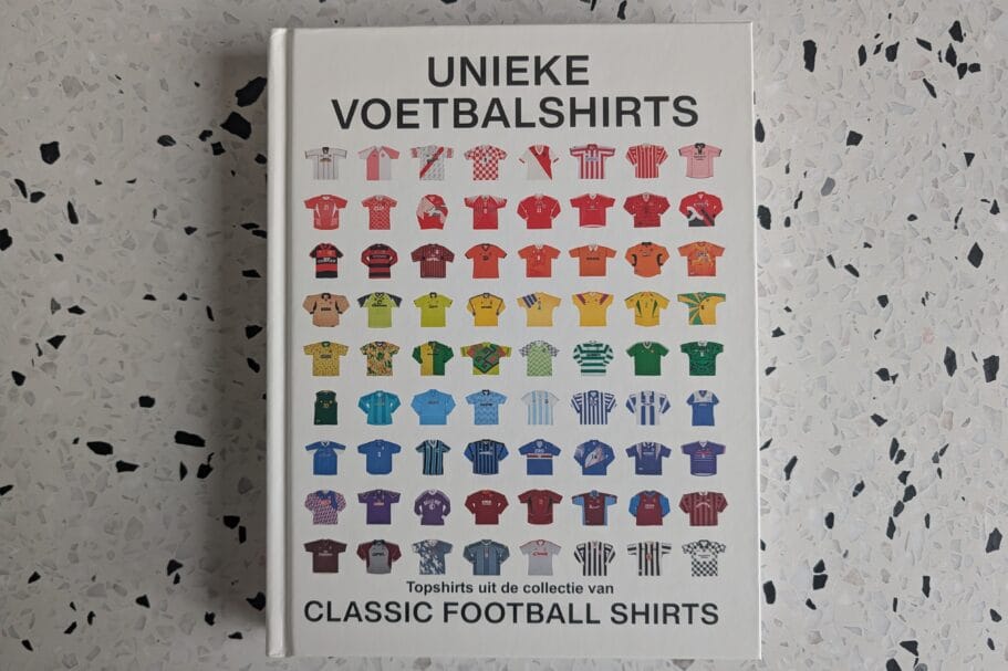 Boekomslag van Unieke Voetbalshirts: Topshirts uit de collectie van Classic Football Shirts, met rijen kleurrijke miniatuurshirts