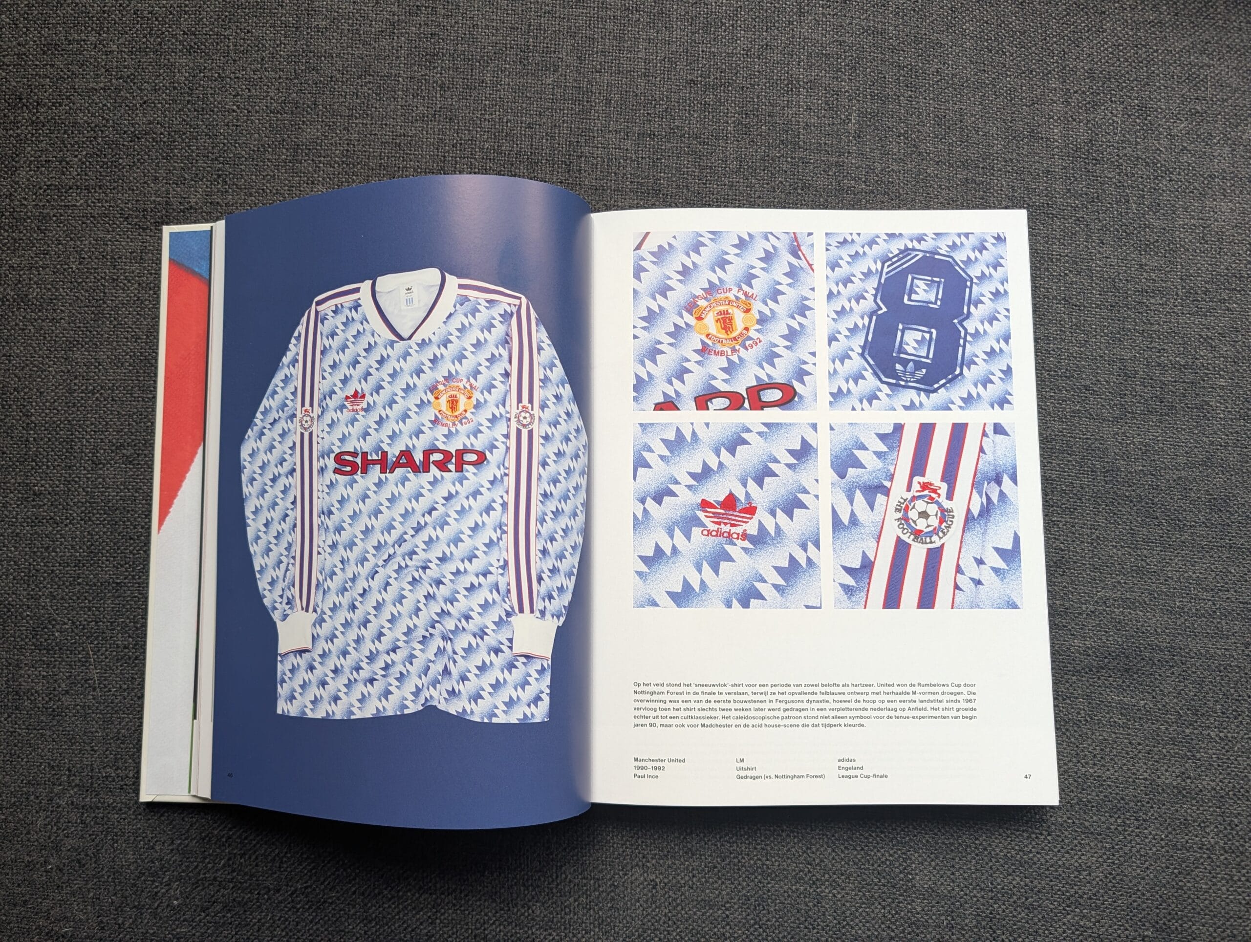 Een opengeslagen exemplaar van het boek Unieke Voetbalshirts met foto's van het Manchester United uitshirt uit 1990-1992