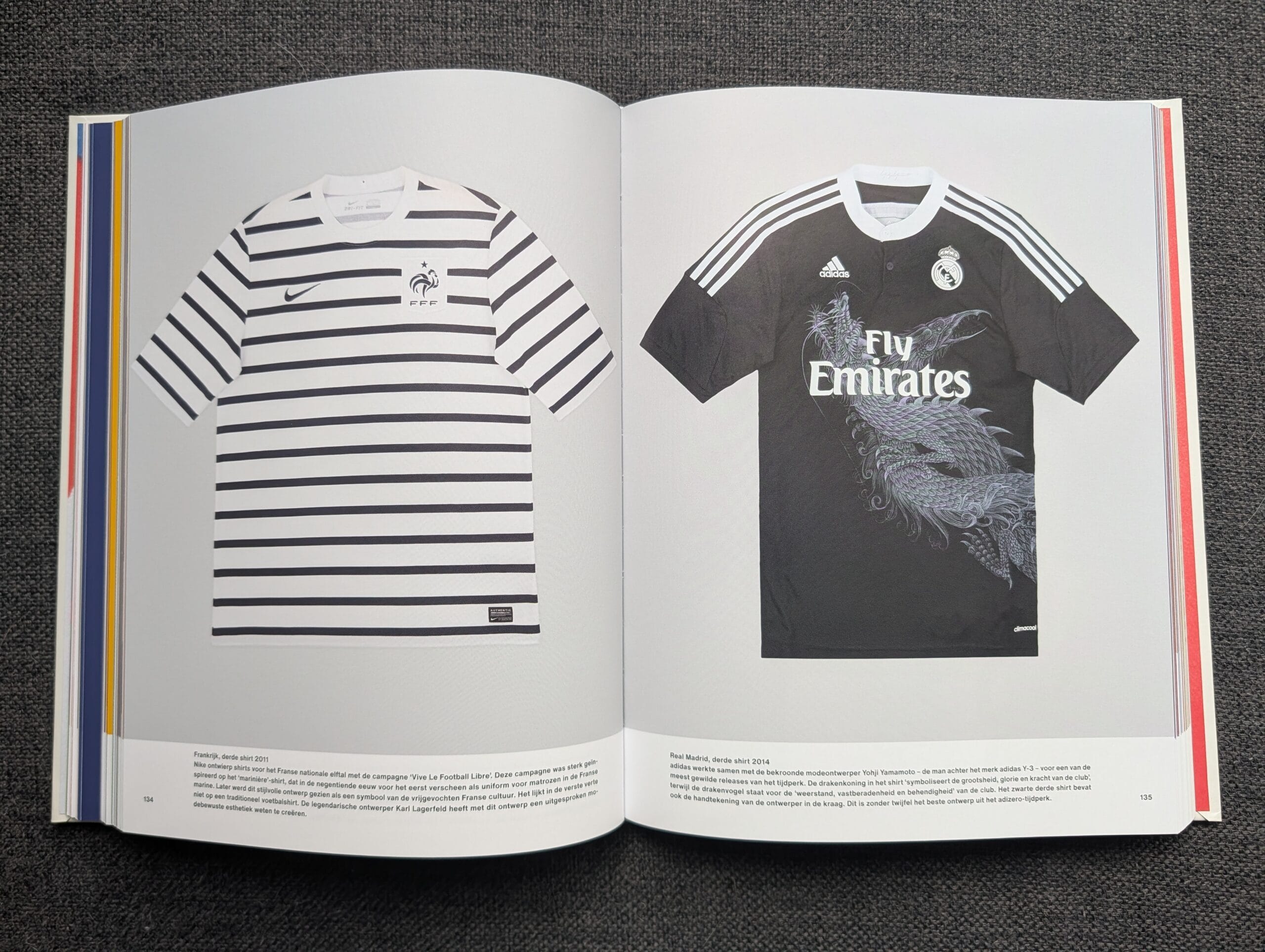 Een opengeslagen exemplaar van het boek Unieke Voetbalshirts met het wit-blauw gestreepte Frankrijk shirt uit 2011 en het zwarte Real Madrid shirt uit 2014 met een drakendesign