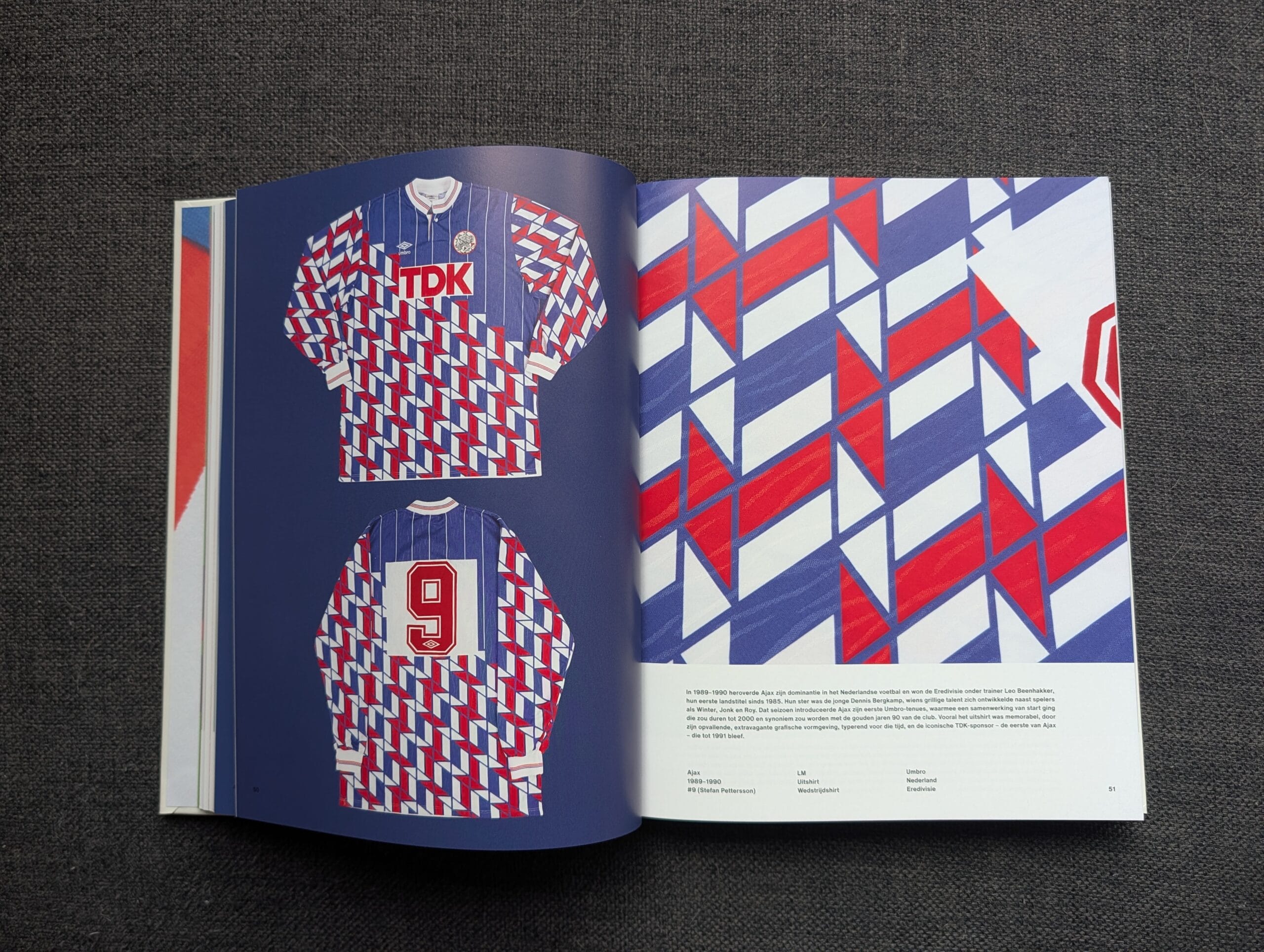 Een opengeslagen exemplaar van het boek Unieke Voetbalshirts met daarop het grafische Ajax-uitshirt uit 1989-1990