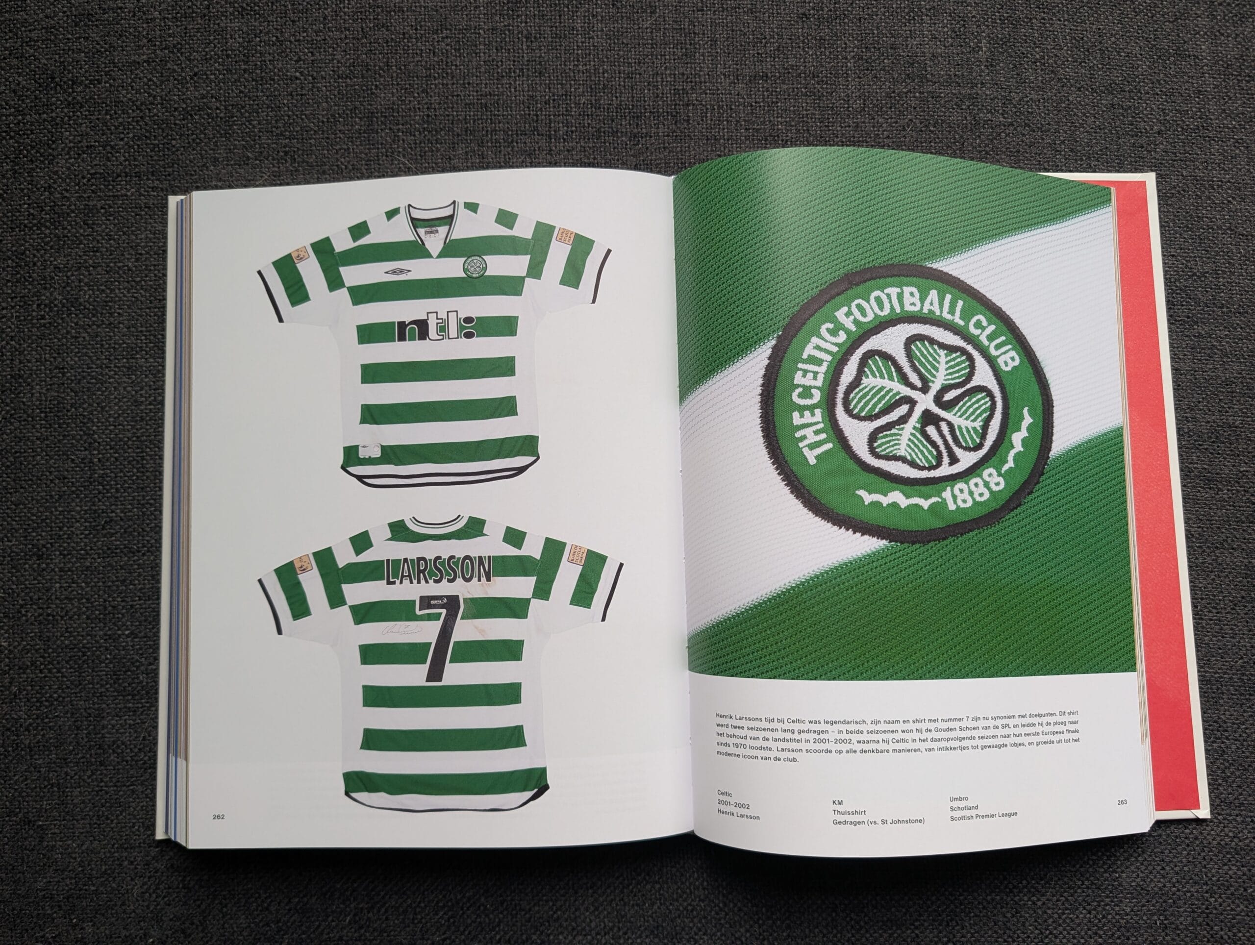 Een opengeslagen exemplaar van het boek Unieke Voetbalshirts met daarop het groen-wit gestreepte Celtic-shirt van Henrik Larsson