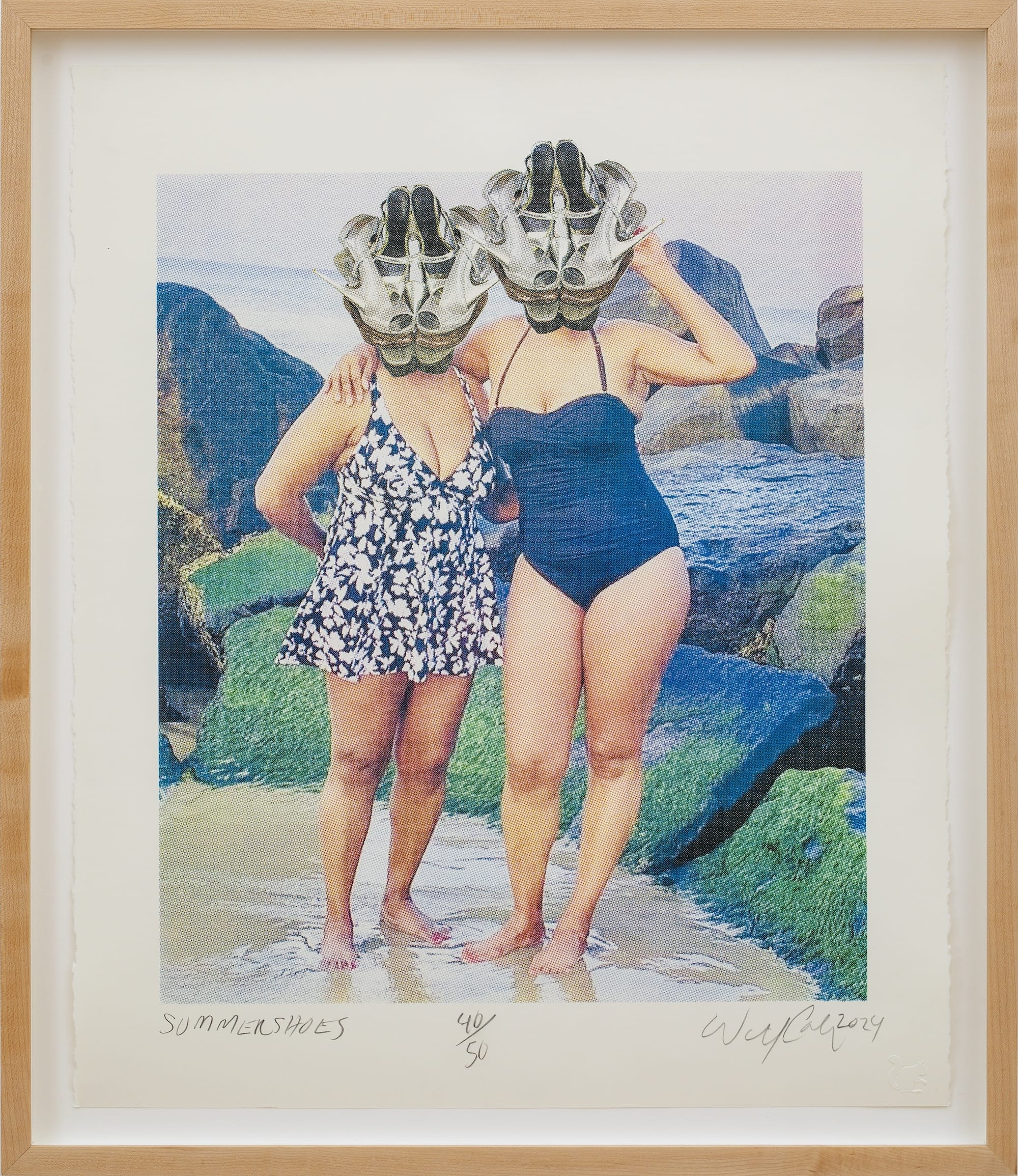 Surrealistische collage van twee vrouwen in badkleding op een rotsachtig strand, waarbij hun hoofden zijn vervangen door schoenen