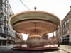 Draaiende carrousel met bewegingsonscherpte in een stadsstraat