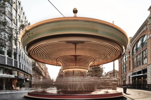 Draaiende carrousel met bewegingsonscherpte in een stadsstraat