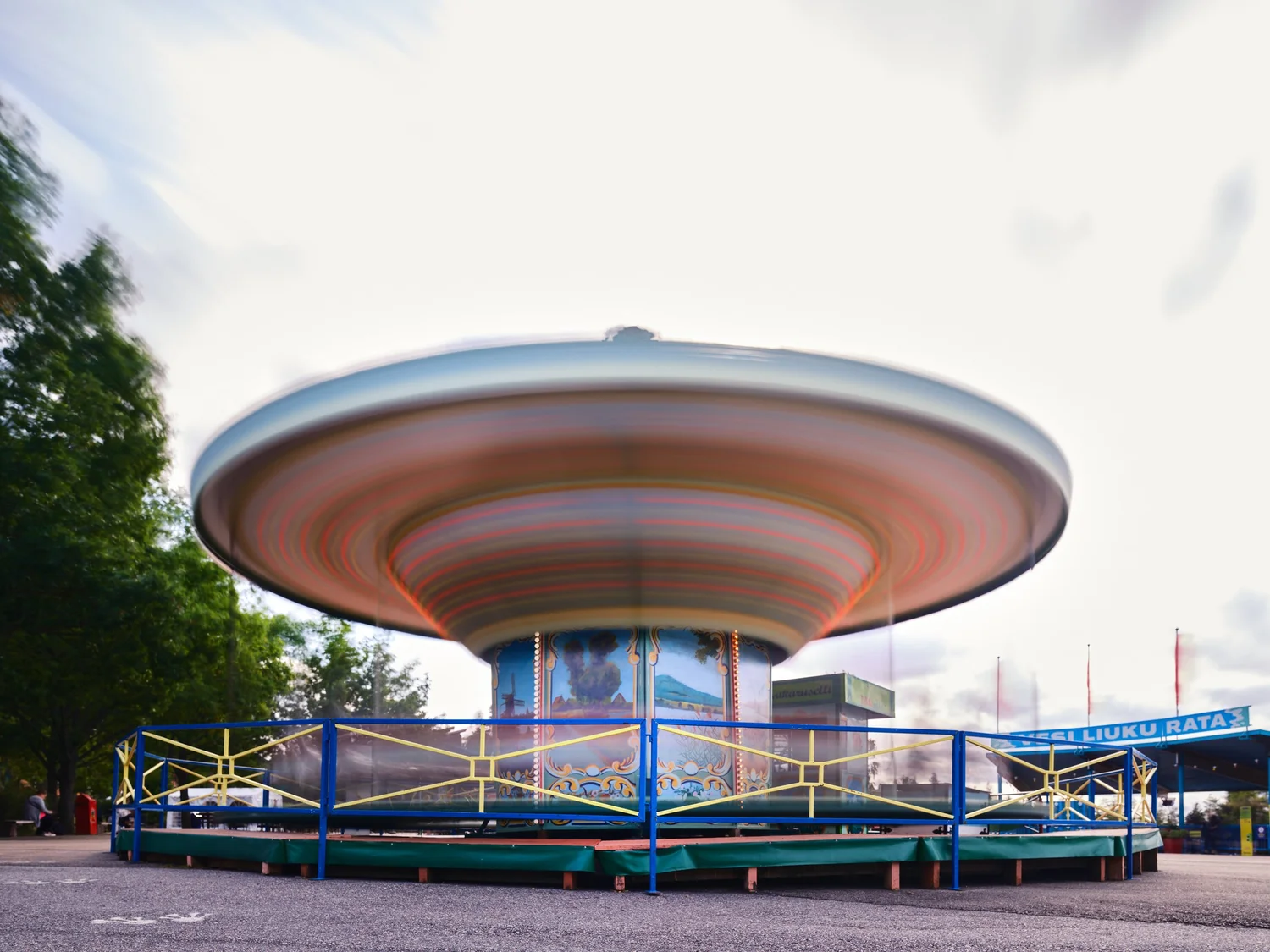 Draaiende carrousel met lange sluitertijd, waardoor de kap vervaagt tot een ufo-achtige schijf