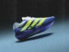 Zijaanzicht van een paars-witte Adidas Adizero Dropset sportschoen met drie schuine neongele strepen