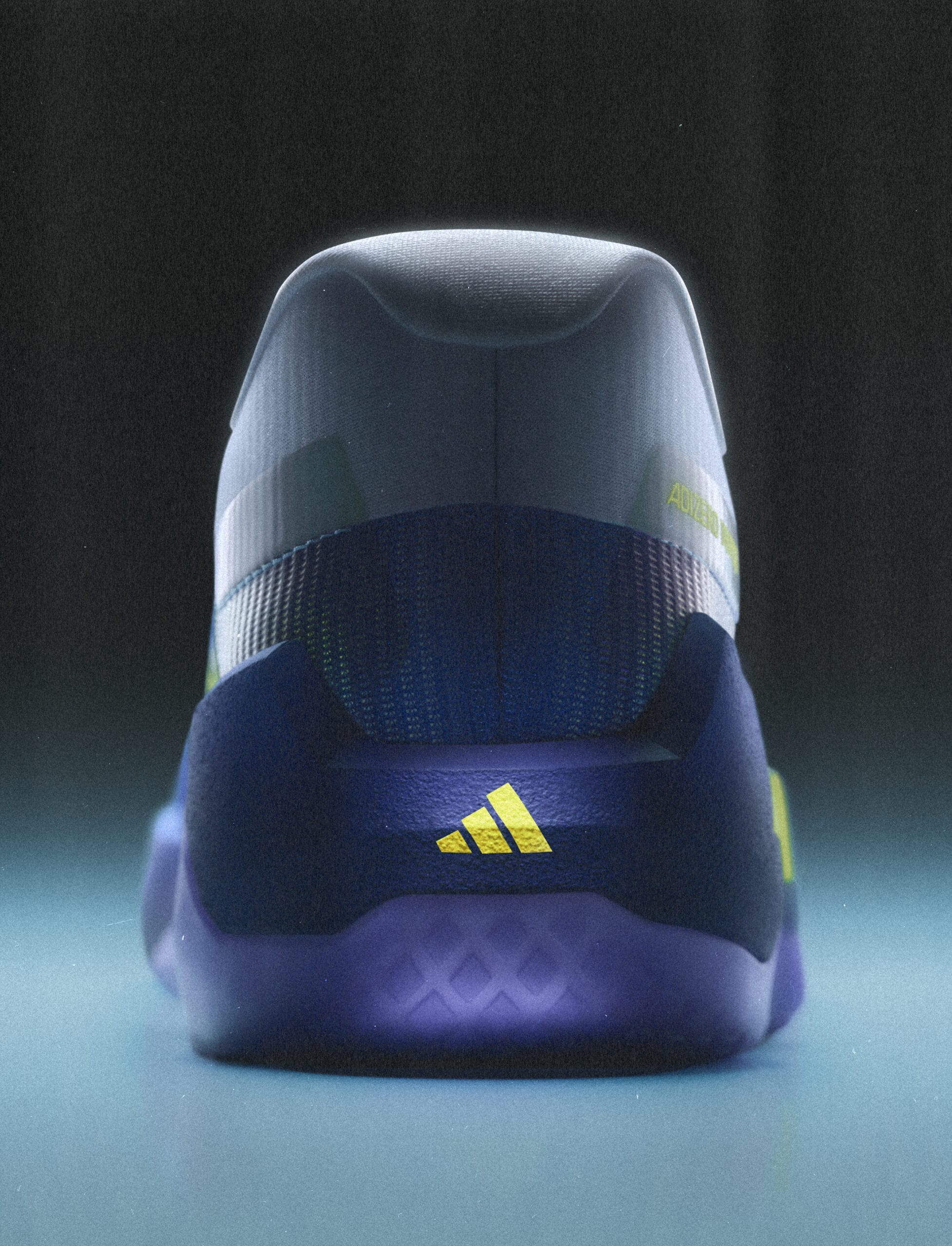 Achteraanzicht van de adidas Adizero Dropset Pro sportschoen in paars en gifgroen met focus op de stevige hielconstructie