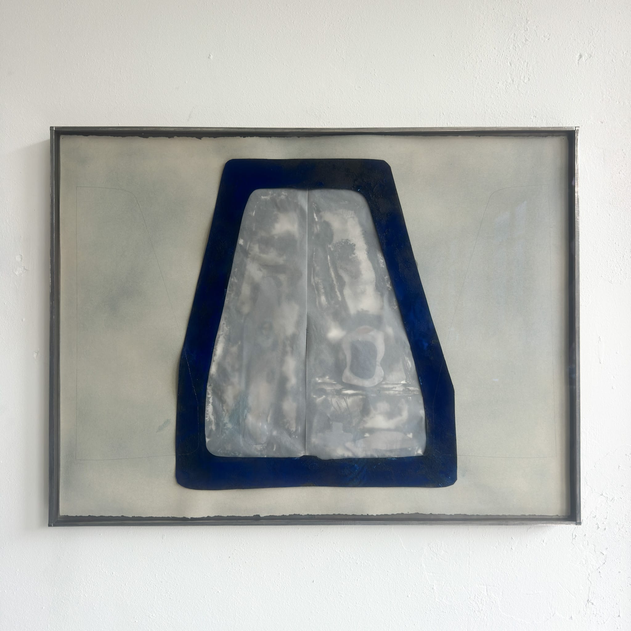 Abstract kunstwerk met een centrale, trapeziumvormige blauwe omlijsting op een grijze achtergrond