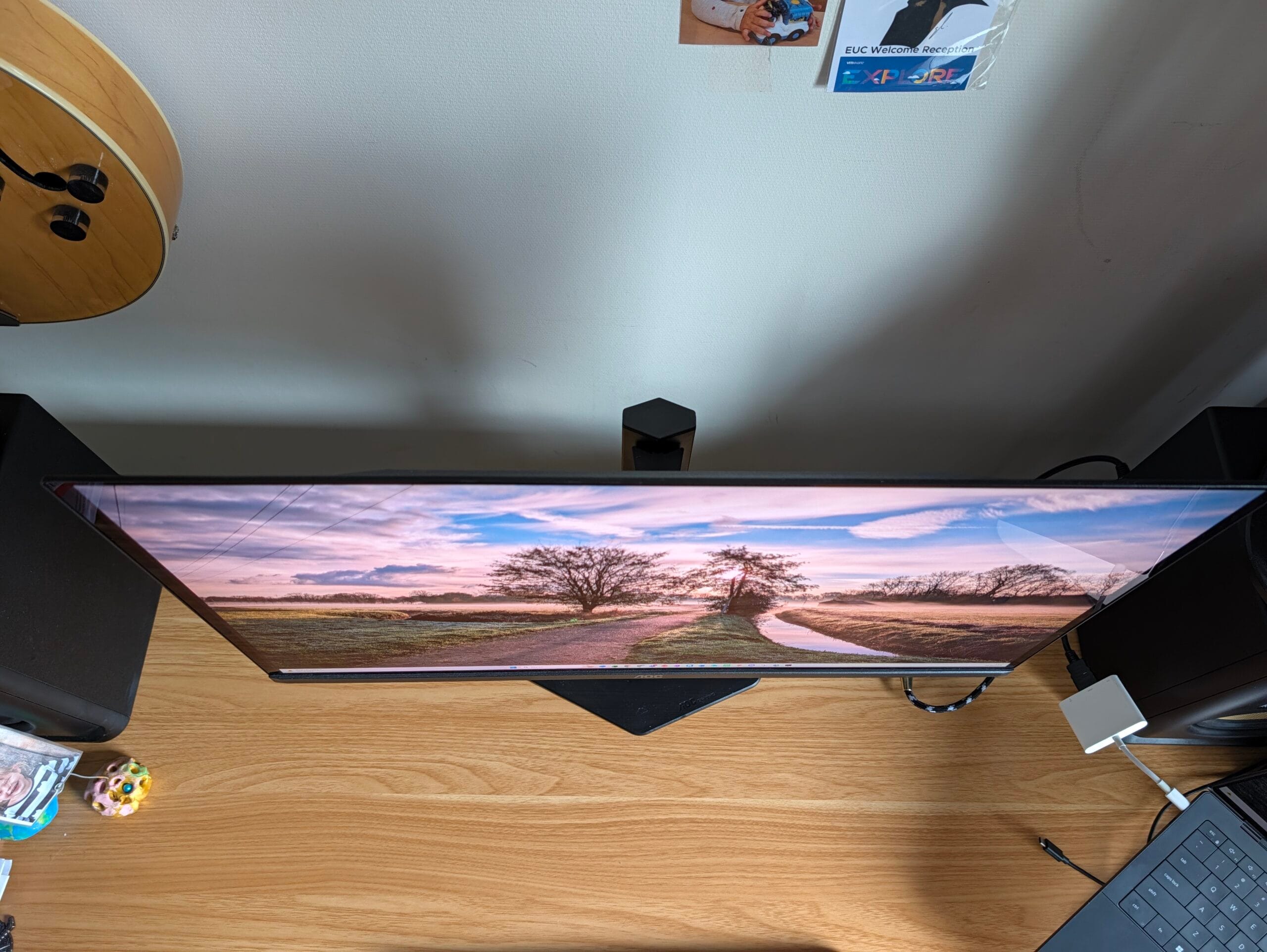 Bovenaanzicht van de AOC Q27G4S monitor toont het dunne schermprofiel en de diepte van de voet