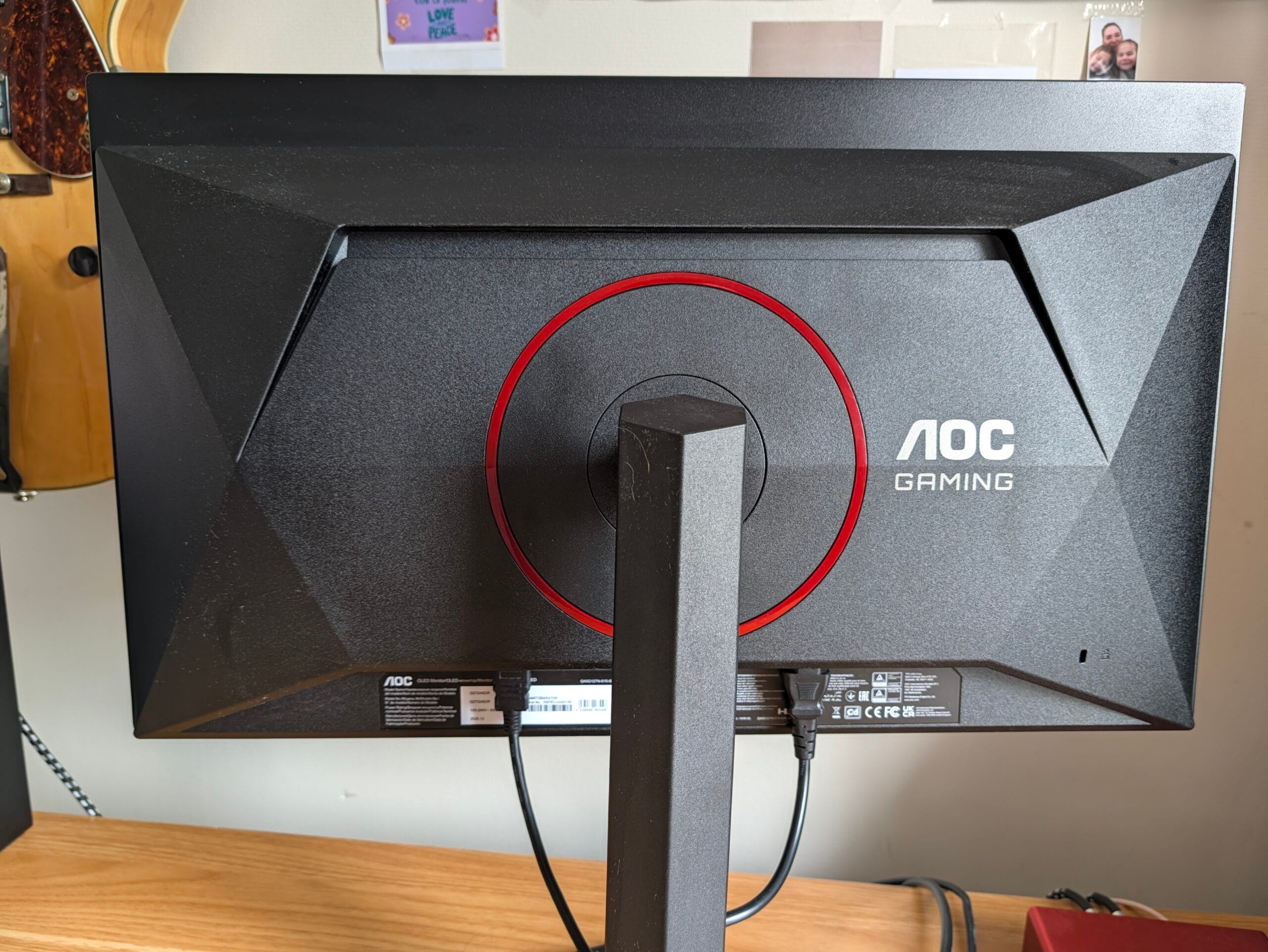 Achterkant van de AOC Q27G4S gaming monitor met rood-zwarte accenten, AOC-logo en ergonomische standaard