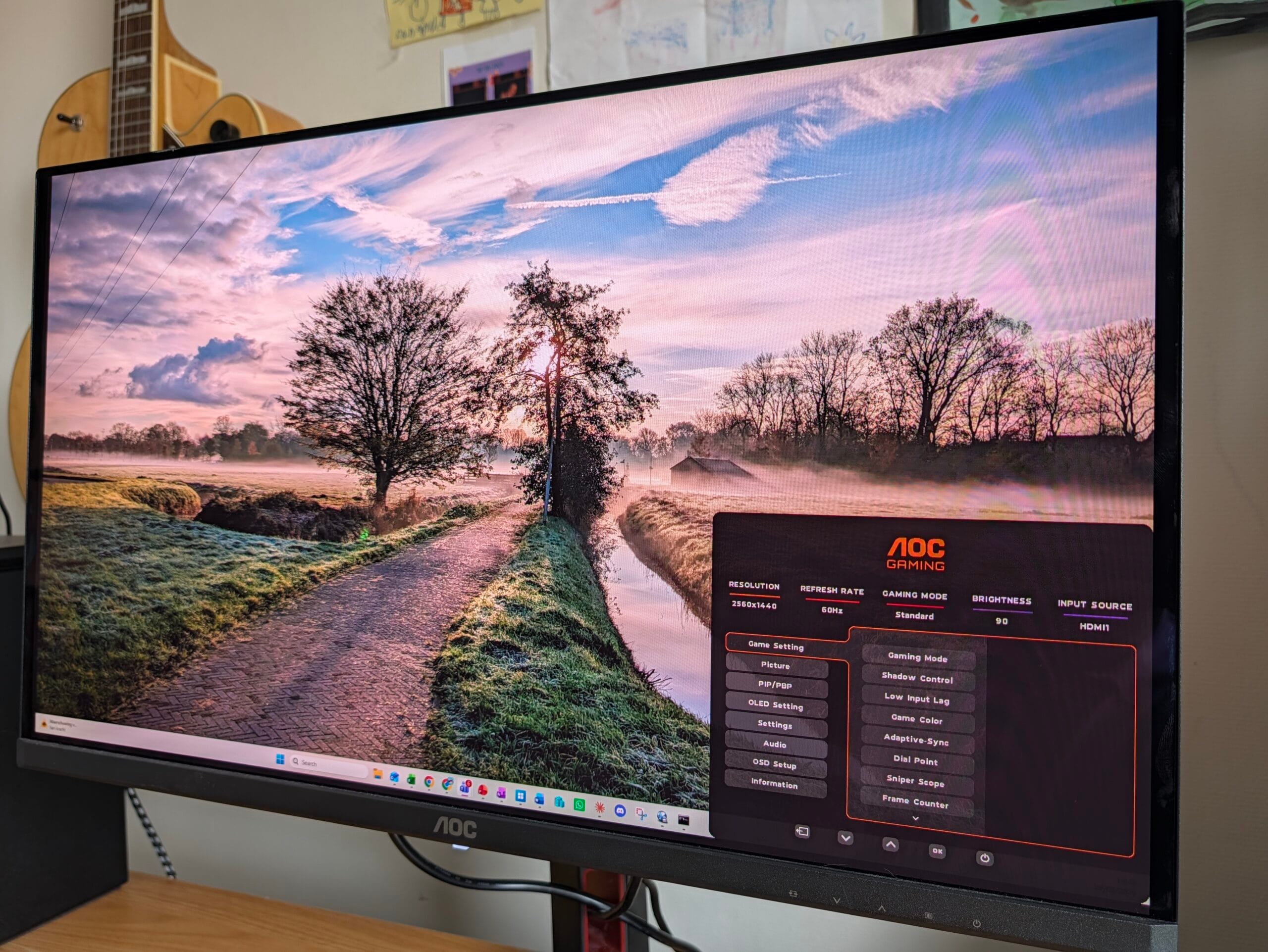 Vooraanzicht van de AOC Q27G4S 27-inch gaming monitor met dunne schermranden op een zwarte voet