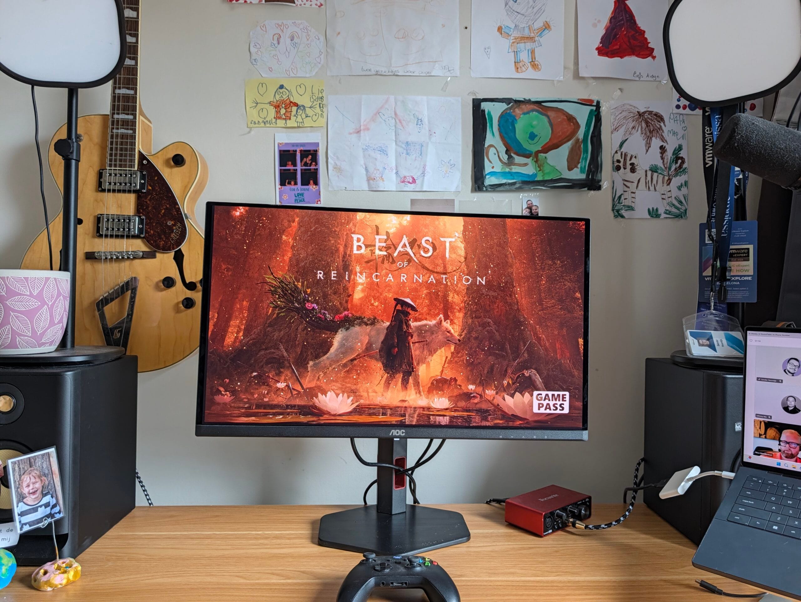 Vooraanzicht van de AOC Q27G4S 27-inch gaming monitor met dunne schermranden op een zwarte voet