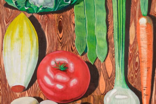 Schilderij van verse groenten zoals bloemkool, tomaat, witlof, champignons en een wortel op een houten tafel, het werk Compositie met Groenten van Kristof Santy