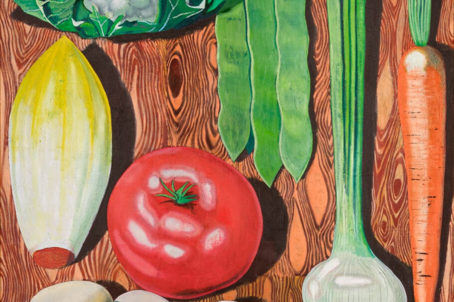 Schilderij van verse groenten zoals bloemkool, tomaat, witlof, champignons en een wortel op een houten tafel, het werk Compositie met Groenten van Kristof Santy