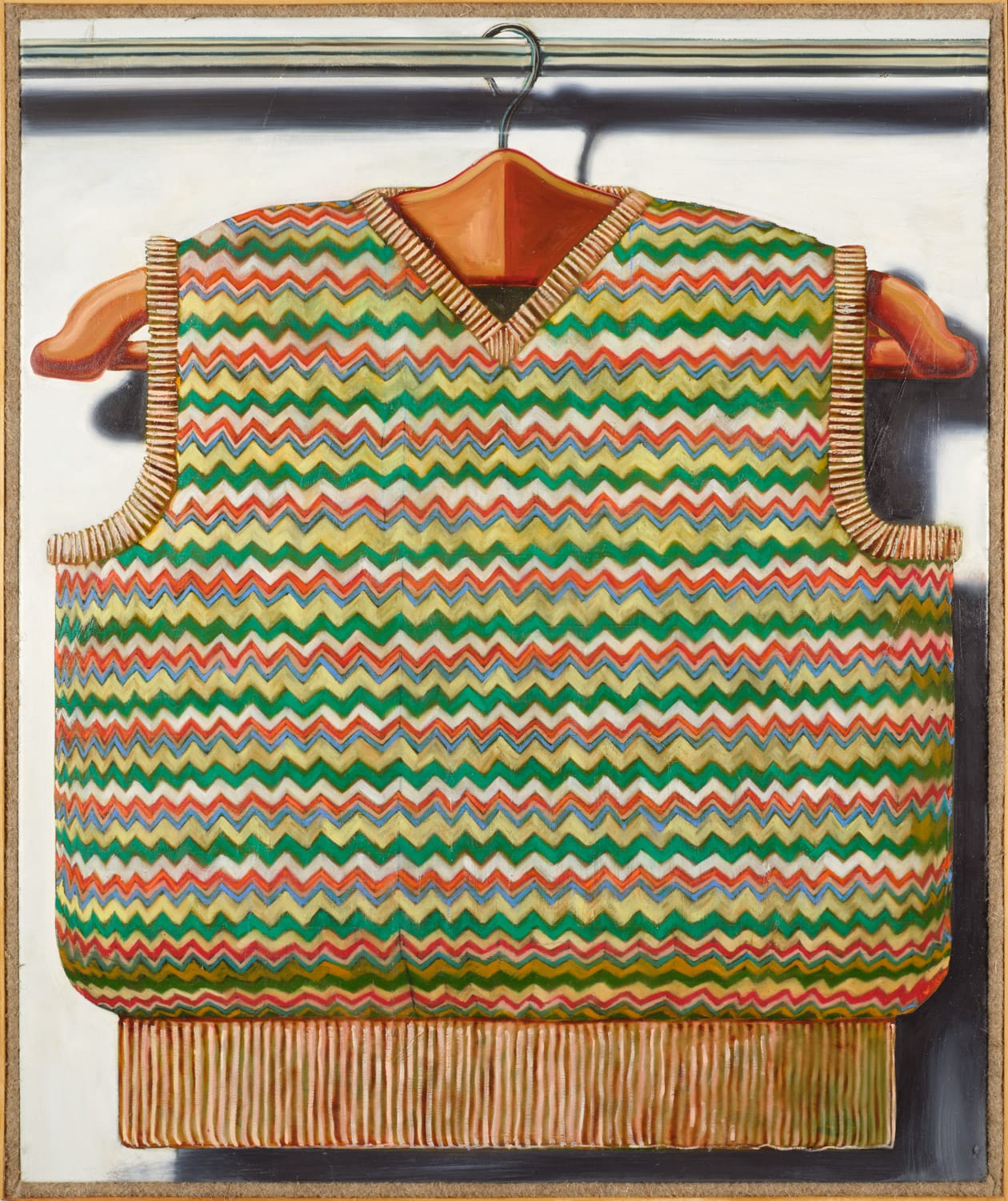 Schilderij van een gebreide spencer met een kleurrijk zigzagpatroon, hangend aan een houten kledinghanger, het werk Debardeur van Kristof Santy