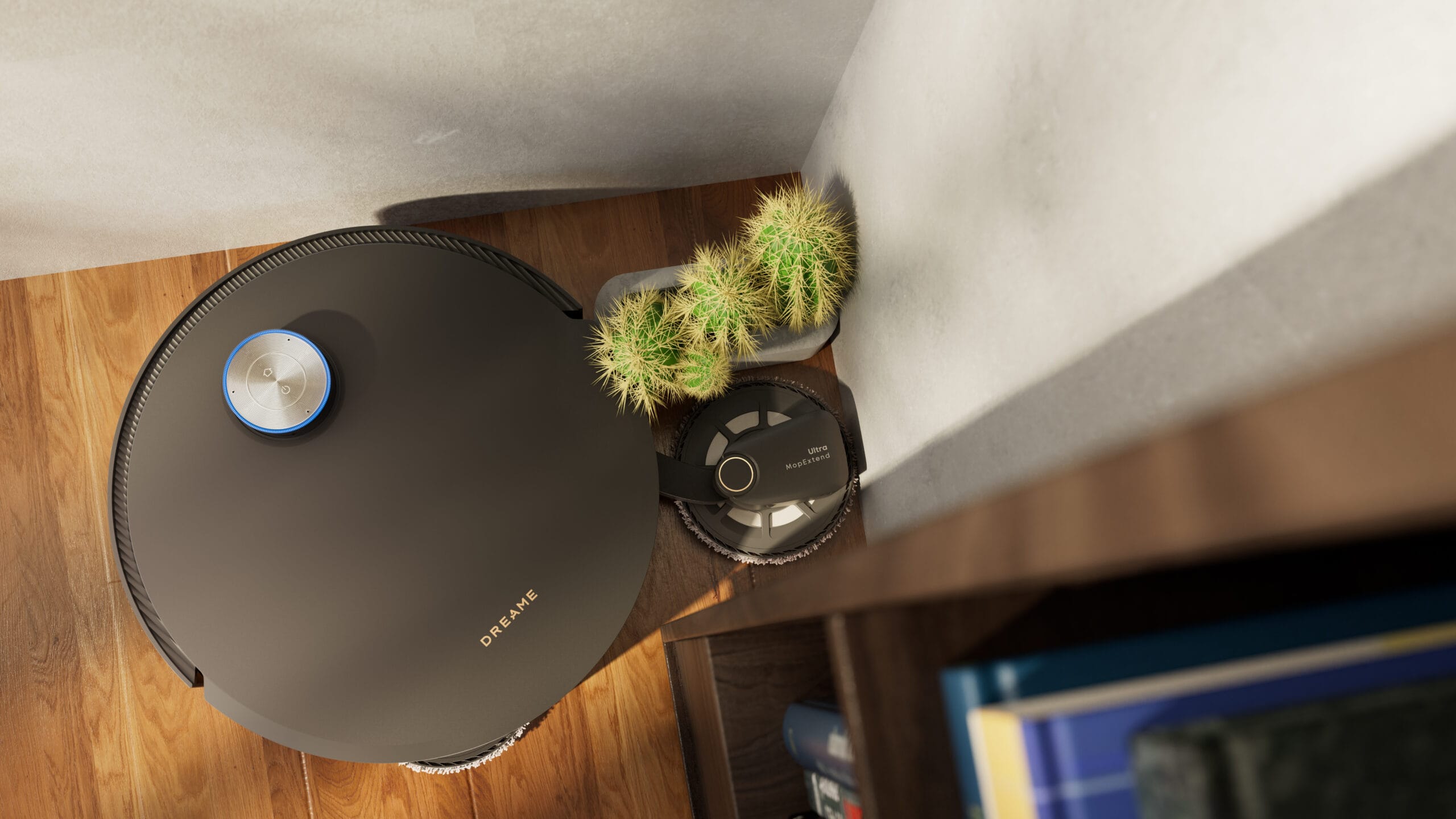 Bovenaanzicht van de Dreame robotstofzuiger met een uitgeschoven dweilarm die een hoek achter een plantenbak reinigt
