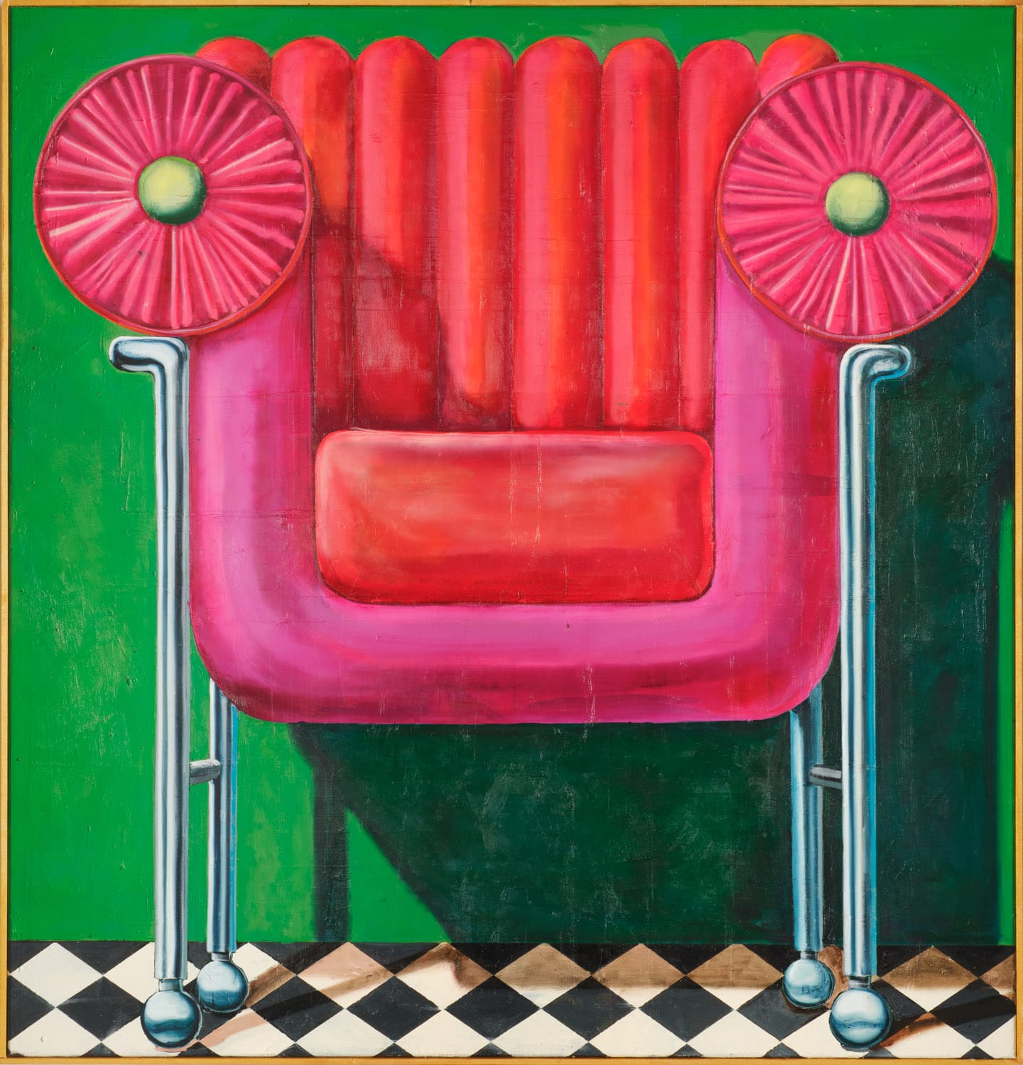 Schilderij van een roze en rode fauteuil met een metalen buisframe op een zwart-wit geblokte vloer tegen een groene muur, het werk Fauteuil door Kristof Santy