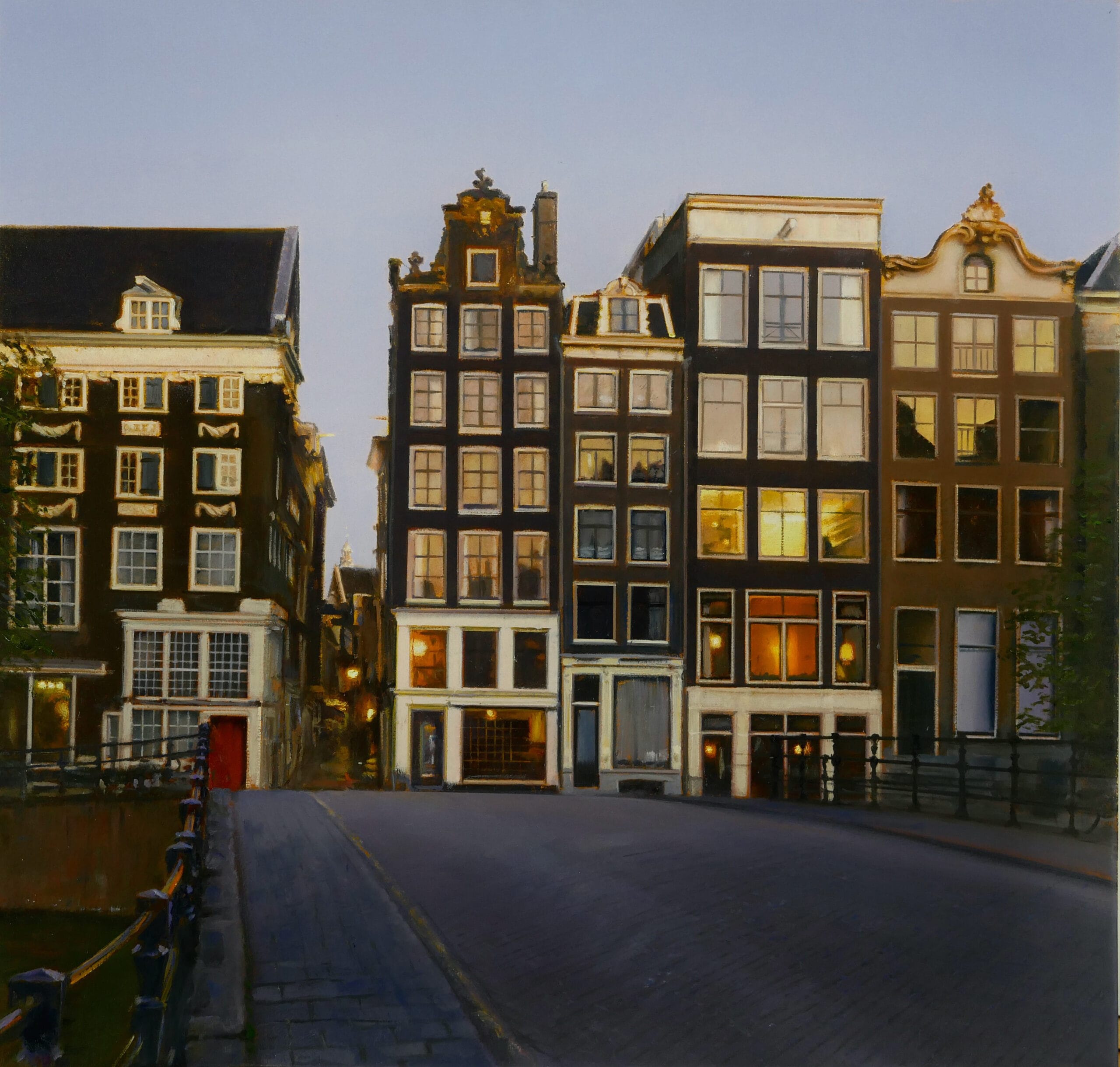 Historische Amsterdamse grachtenpanden met verlichte ramen aan het einde van een stenen brug in de avondschemering, schilderij van Gerard Huysman genaamd Avondlicht Amsterdam - Galerie Mokum