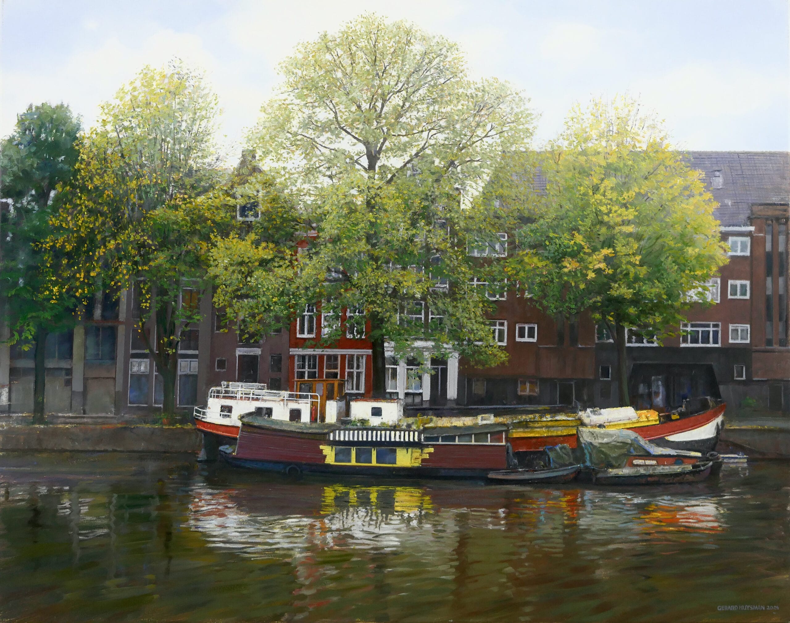 Schilderij van woonboten aan een kade langs een Amsterdamse gracht, omringd door bomen en bakstenen gevels, schilderij van Gerard Huysman Bomen aan de Oudeschans. - Galerie Mokum