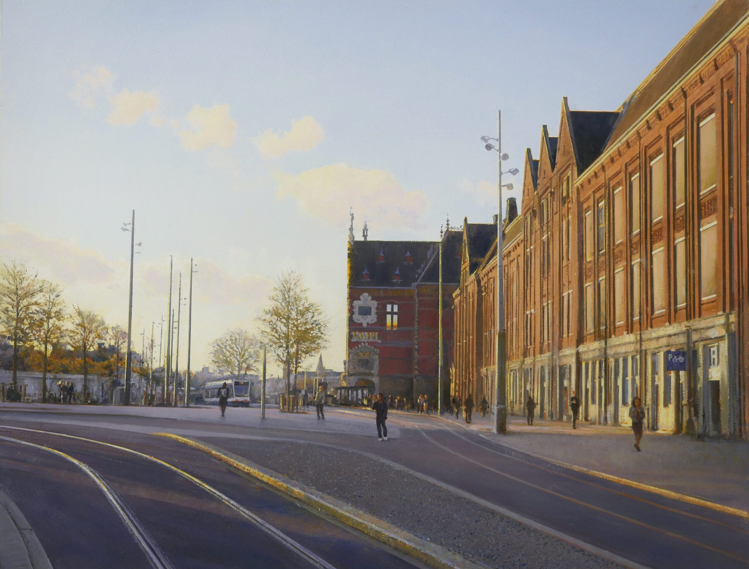 Zonnige stadsstraat met tramrails, historische bakstenen gebouwen en wandelende voetgangers in het namiddaglicht, schilderij van Gerard Huysman, Centraal Station Amsterdam - Galerie Mokum