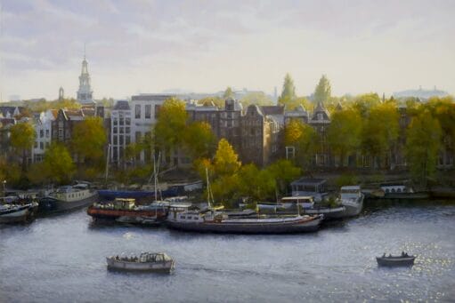 Schilderij van een Amsterdamse gracht met woonboten, historische gevels en een kerktoren in het zonlicht, werk van Gerard Huysman, Zicht over Amsterdam - Galerie Mokum