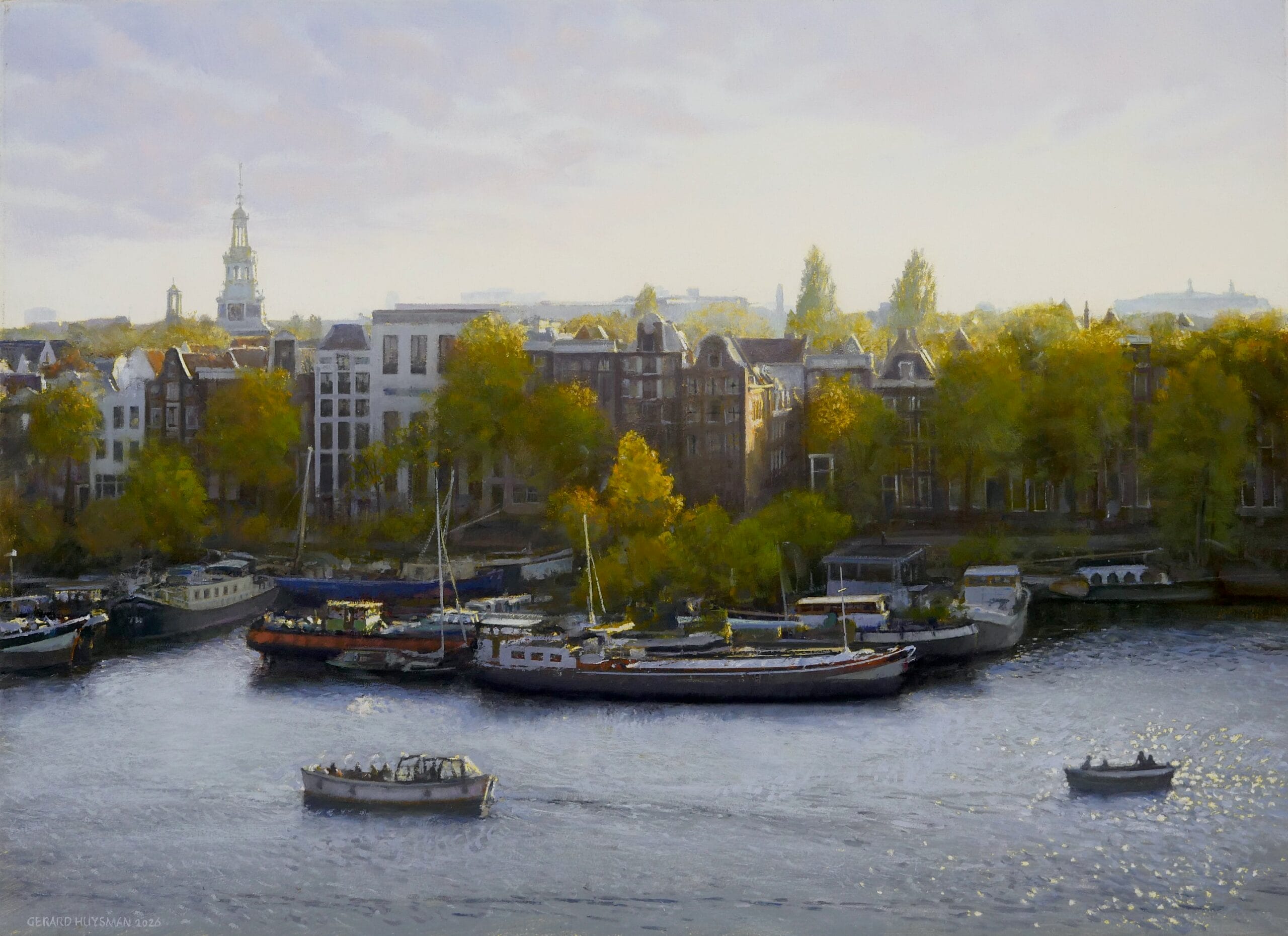Schilderij van een Amsterdamse gracht met woonboten, historische gevels en een kerktoren in het zonlicht, werk van Gerard Huysman, Zicht over Amsterdam - Galerie Mokum