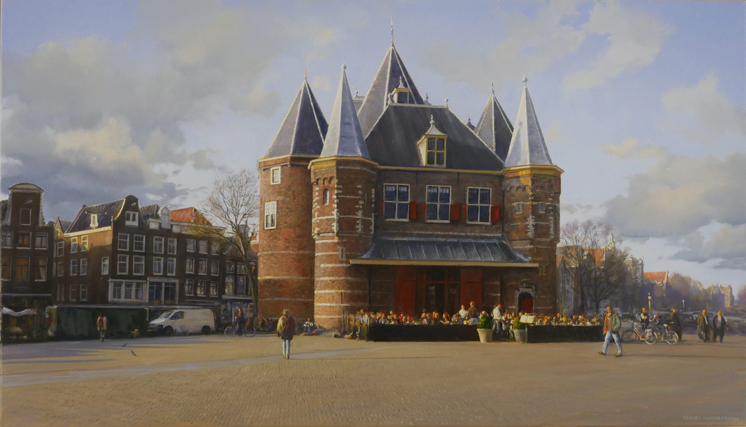 Schilderij van De Waag op de Nieuwmarkt in Amsterdam met een druk terras en voorbijgangers op het plein door Gerard Huysman - Galerie Mokum