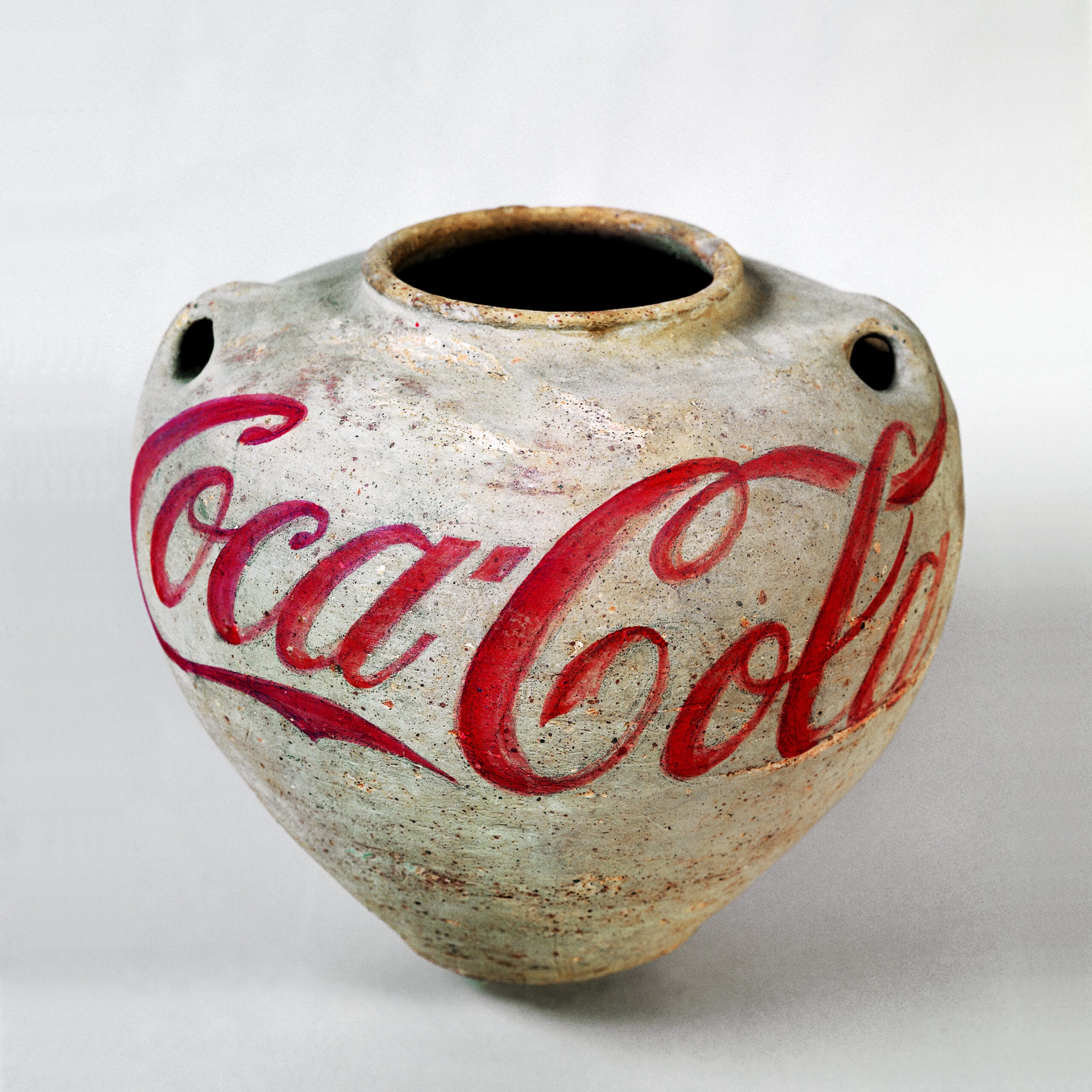 Antieke aardewerken pot beschilderd met het rode Coca-Cola-logo, het gaat om het werk Han Dynasty Urn with Coca-Cola Logo van Ai Weiwei