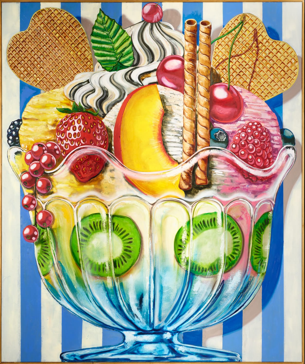 Kleurrijk schilderij van een rijk gevulde ijscoupe met fruit, slagroom en wafels tegen een blauw-wit gestreepte achtergrond, geschilderd door Kristof Santy