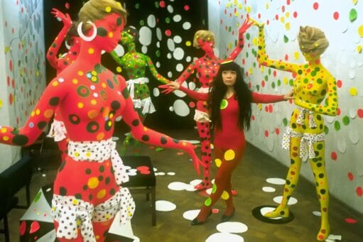 Yayoi Kusama poseert tussen kleurrijke paspoppen bedekt met stippen in een met stippen versierde ruimte, galerie Orez, Den Haag, 1967