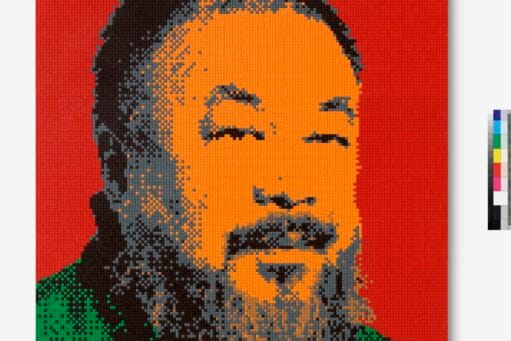 Lego-mozaïek portret van Ai Weiwei in oranje-, grijs- en groentinten tegen een felrode achtergrond, het gaat om het werk Ai Weiwei in Red, 2022