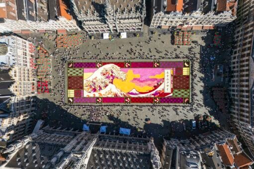 Luchtfoto van het Bloementapijt op de Grote Markt in Brussel, ontworpen in Japanse stijl met De Grote Golf